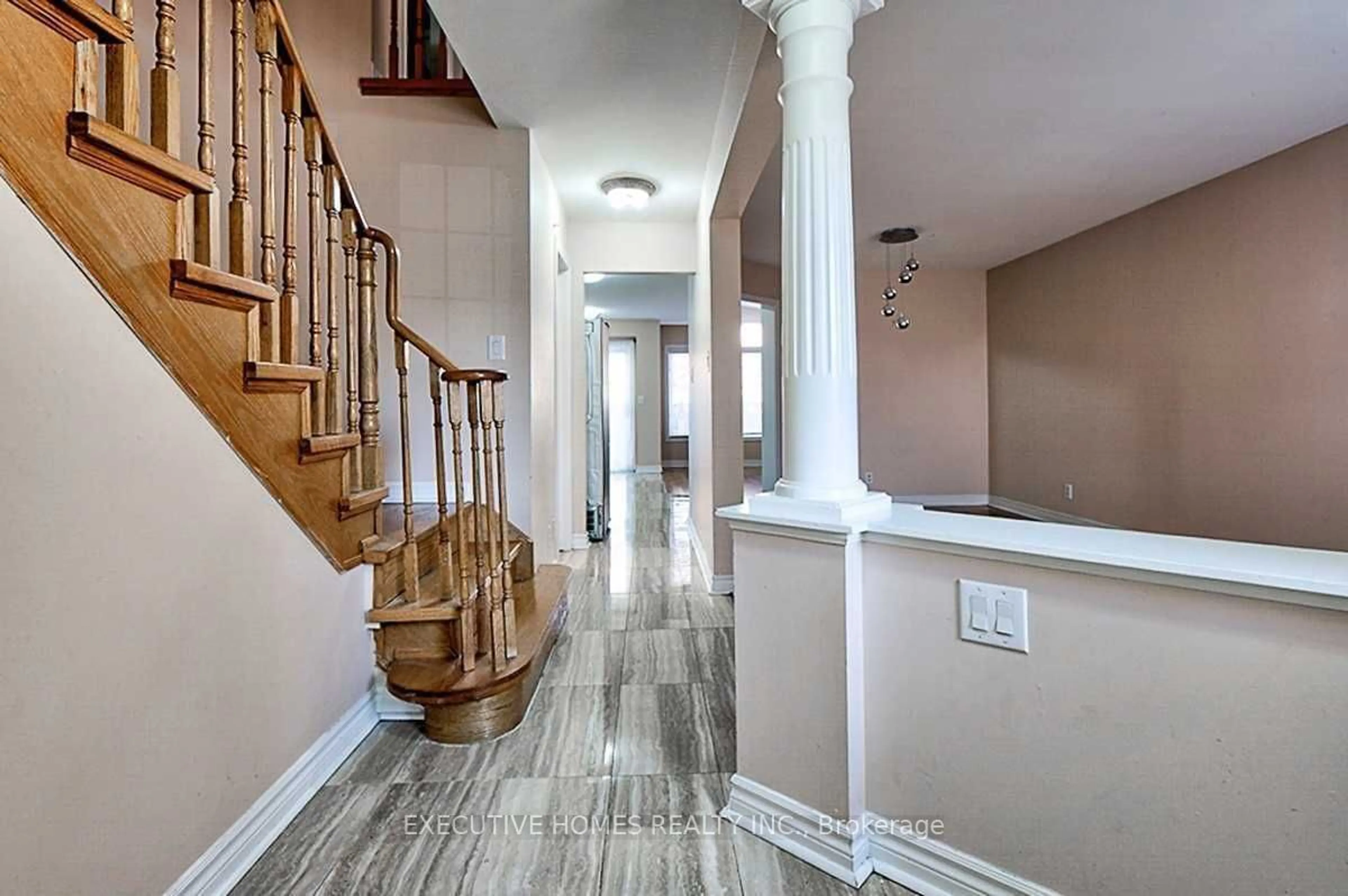 Indoor entryway for 5339 Hollypoint Ave, Mississauga Ontario L5V 2L2