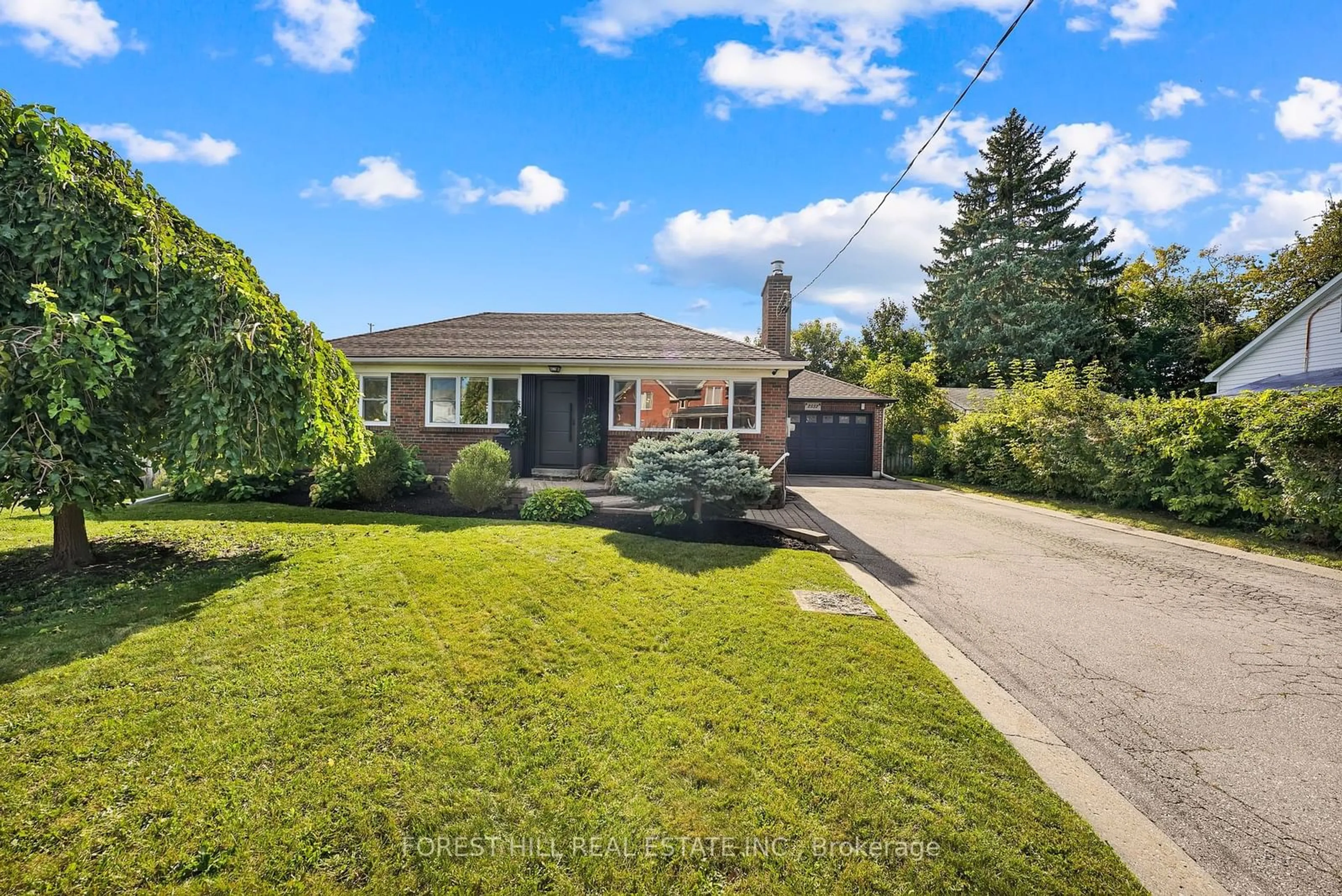 Frontside or backside of a home for 2552 Whaley Dr, Mississauga Ontario L5B 1X2