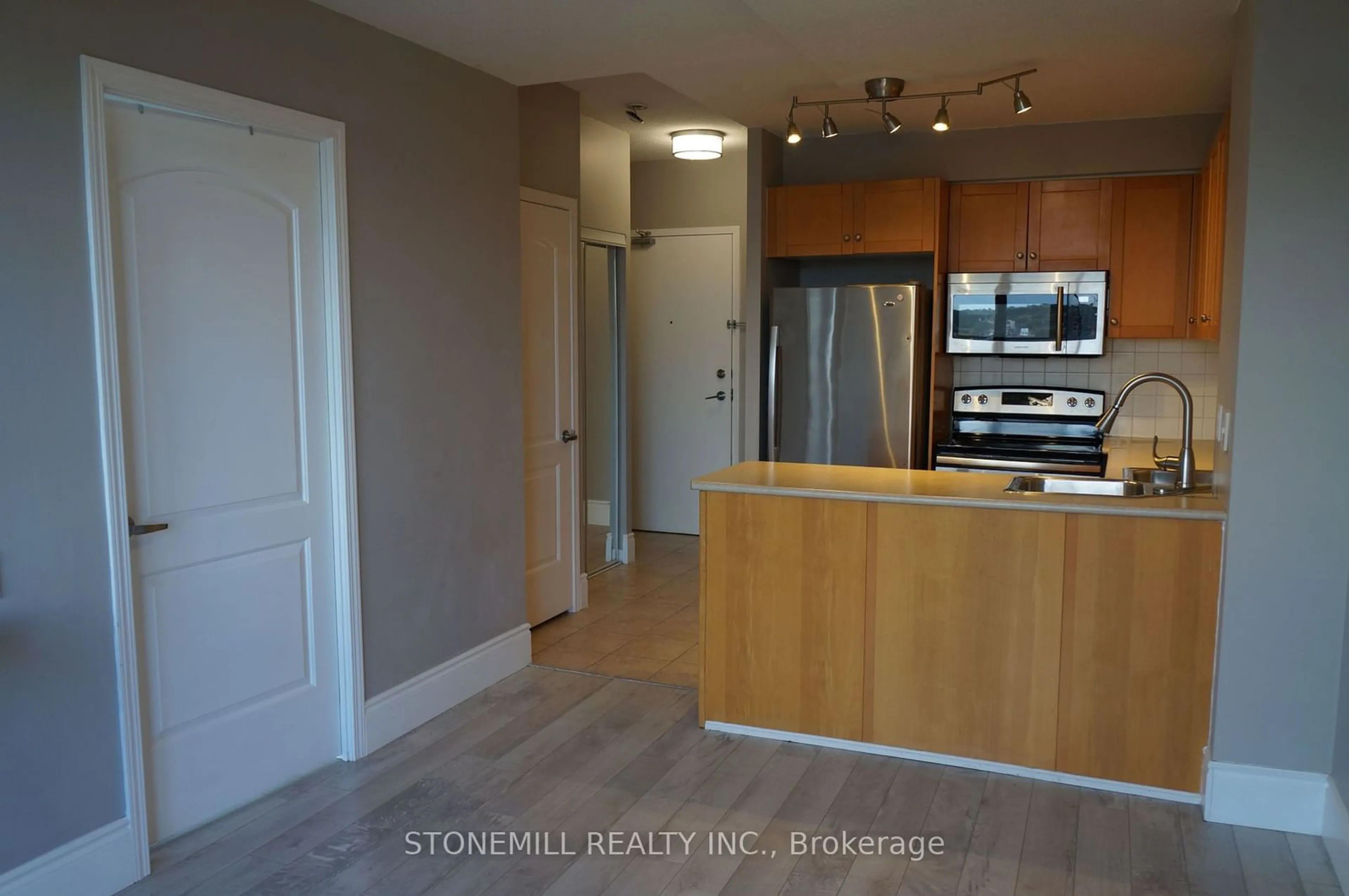 Standard kitchen, wood floors for 1600 KEELE St #814, Toronto Ontario M6N 5J1