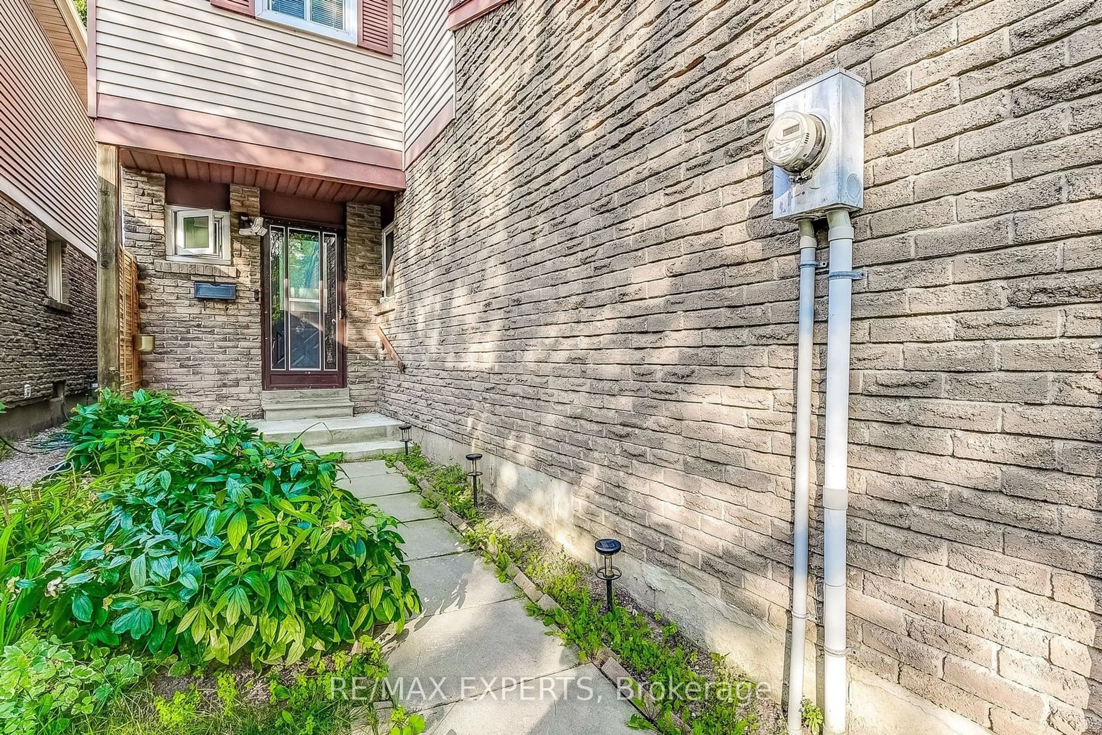 A pic from exterior of the house or condo, the street view for 4226 Tea Garden Circ, Mississauga Ontario L5B 2W8