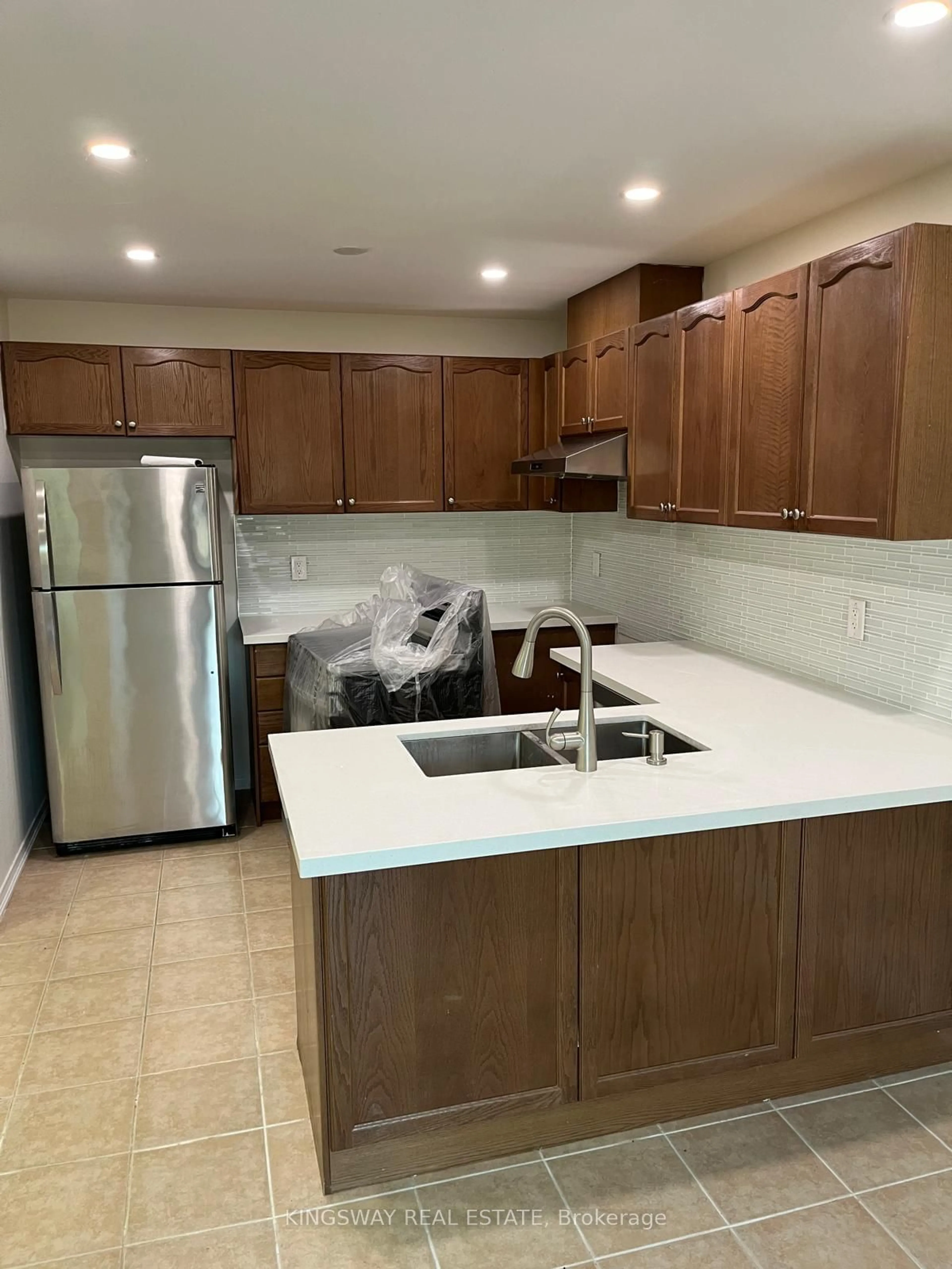 Standard kitchen for 3938 Burdette Terr, Mississauga Ontario L5M 0J2