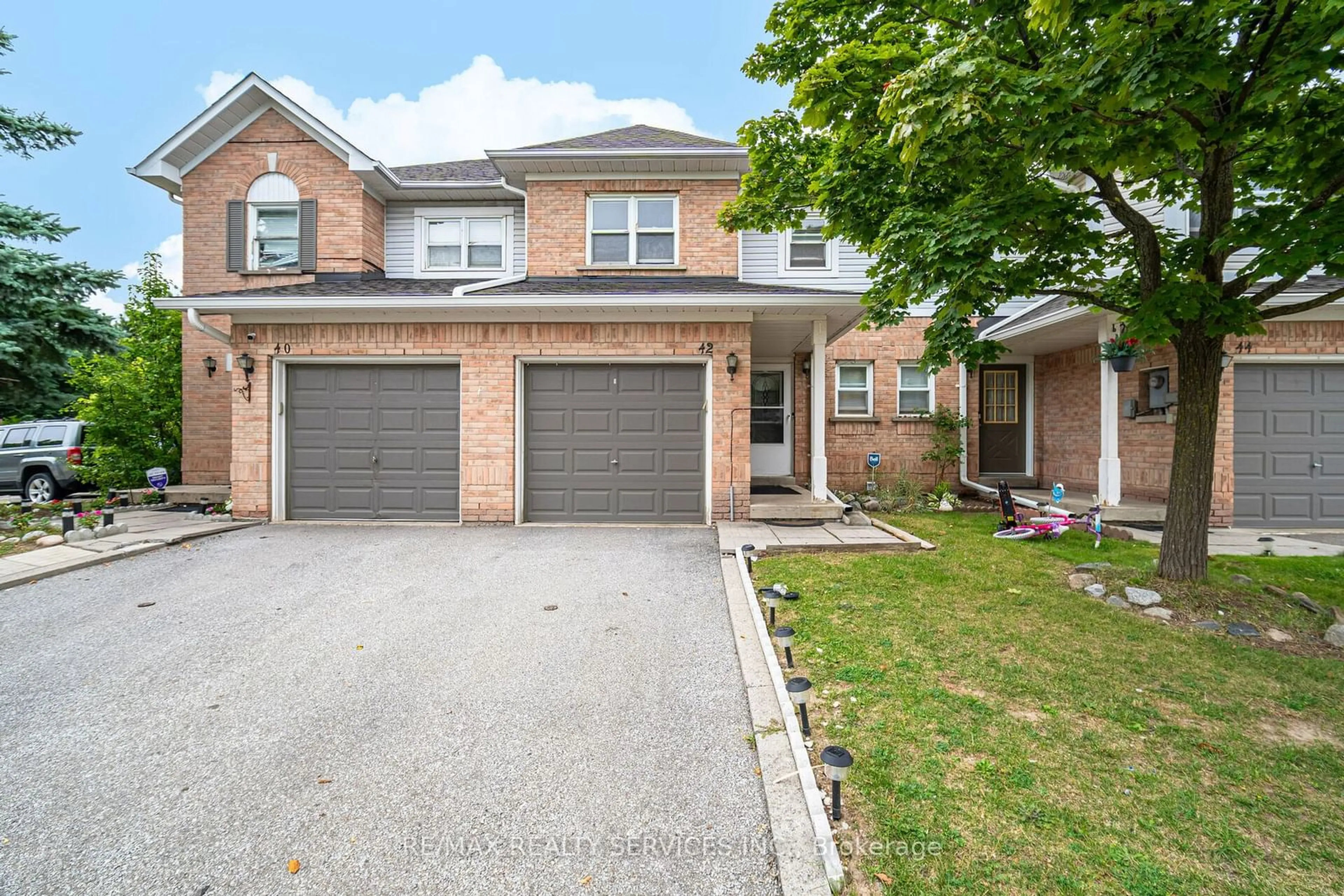 Home with brick exterior material for 42 Brisbane Crt, Brampton Ontario L6R 1V4