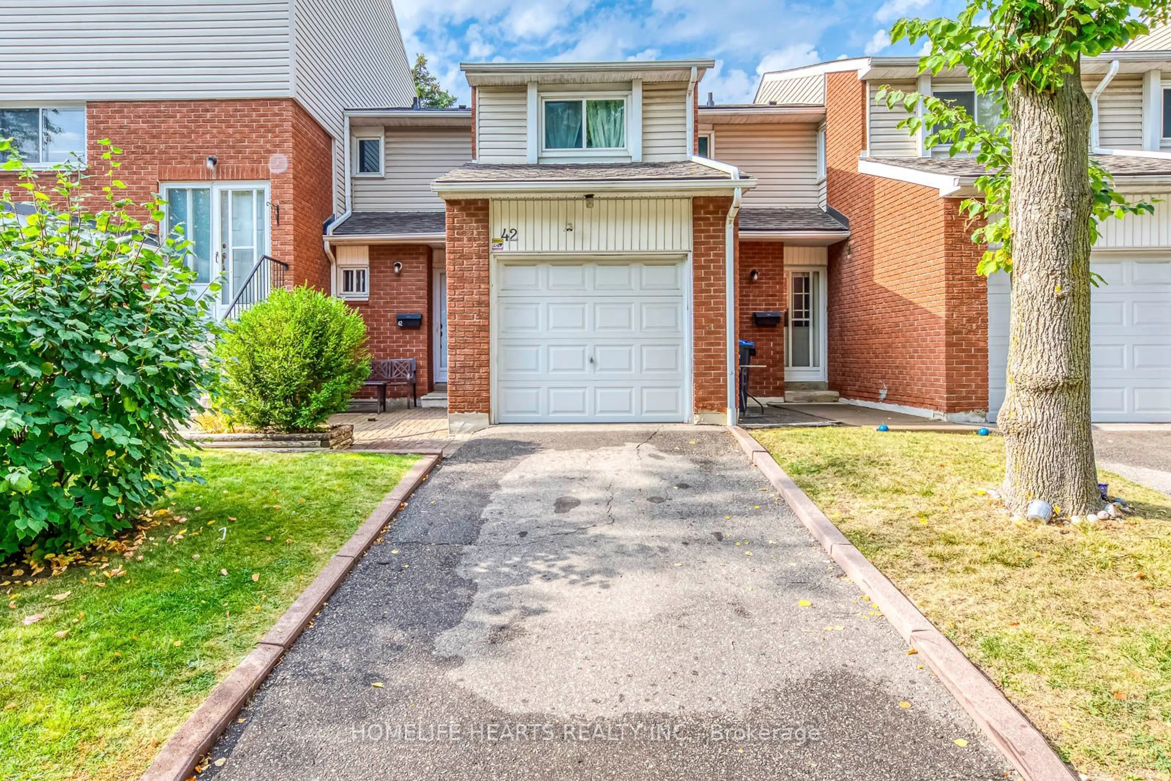 A pic from exterior of the house or condo for 42 Sandringham Crt, Brampton Ontario L6T 3Z3