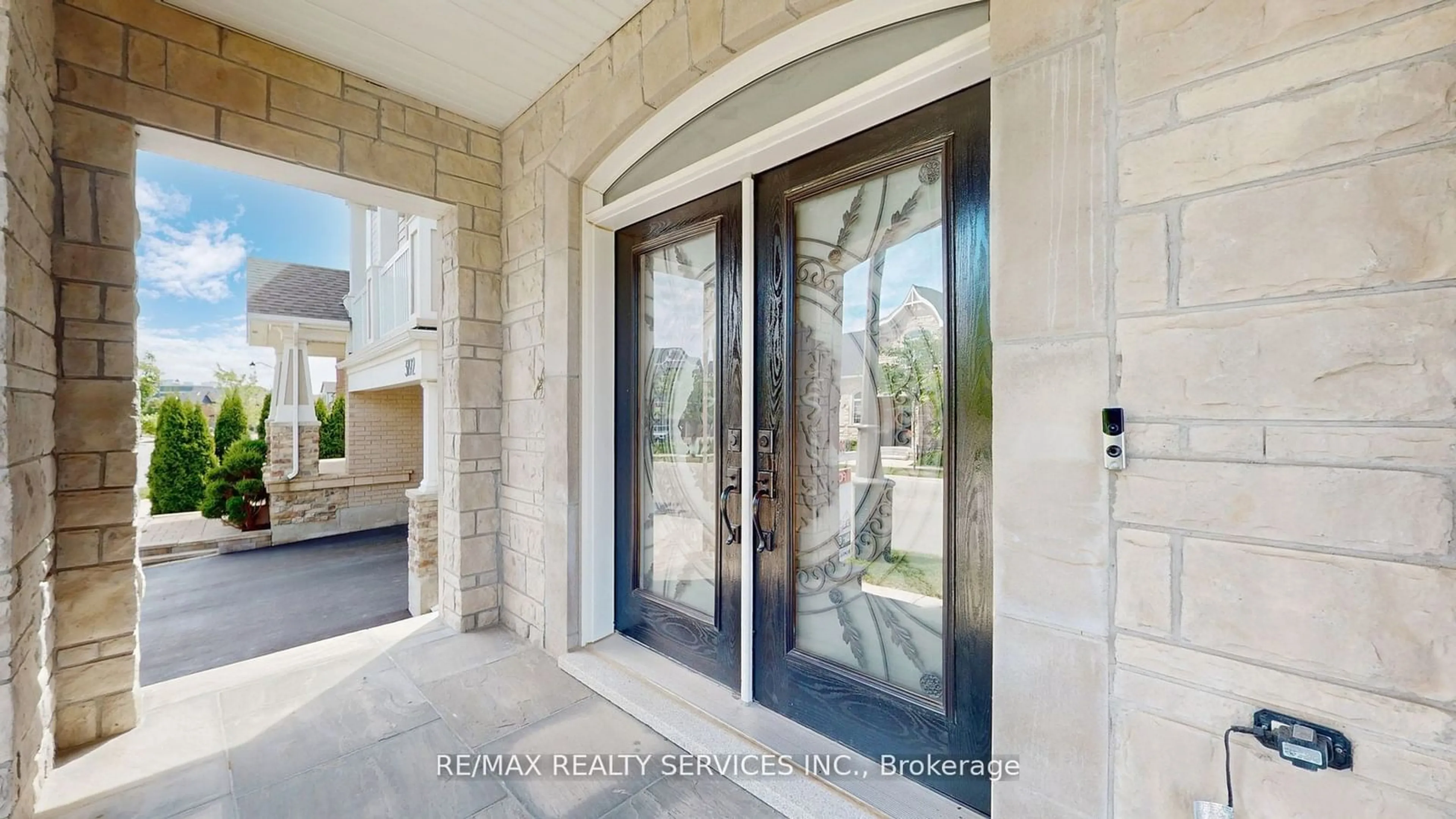 Indoor entryway for 3196 Carding Mill Tr, Oakville Ontario L6M 4M1