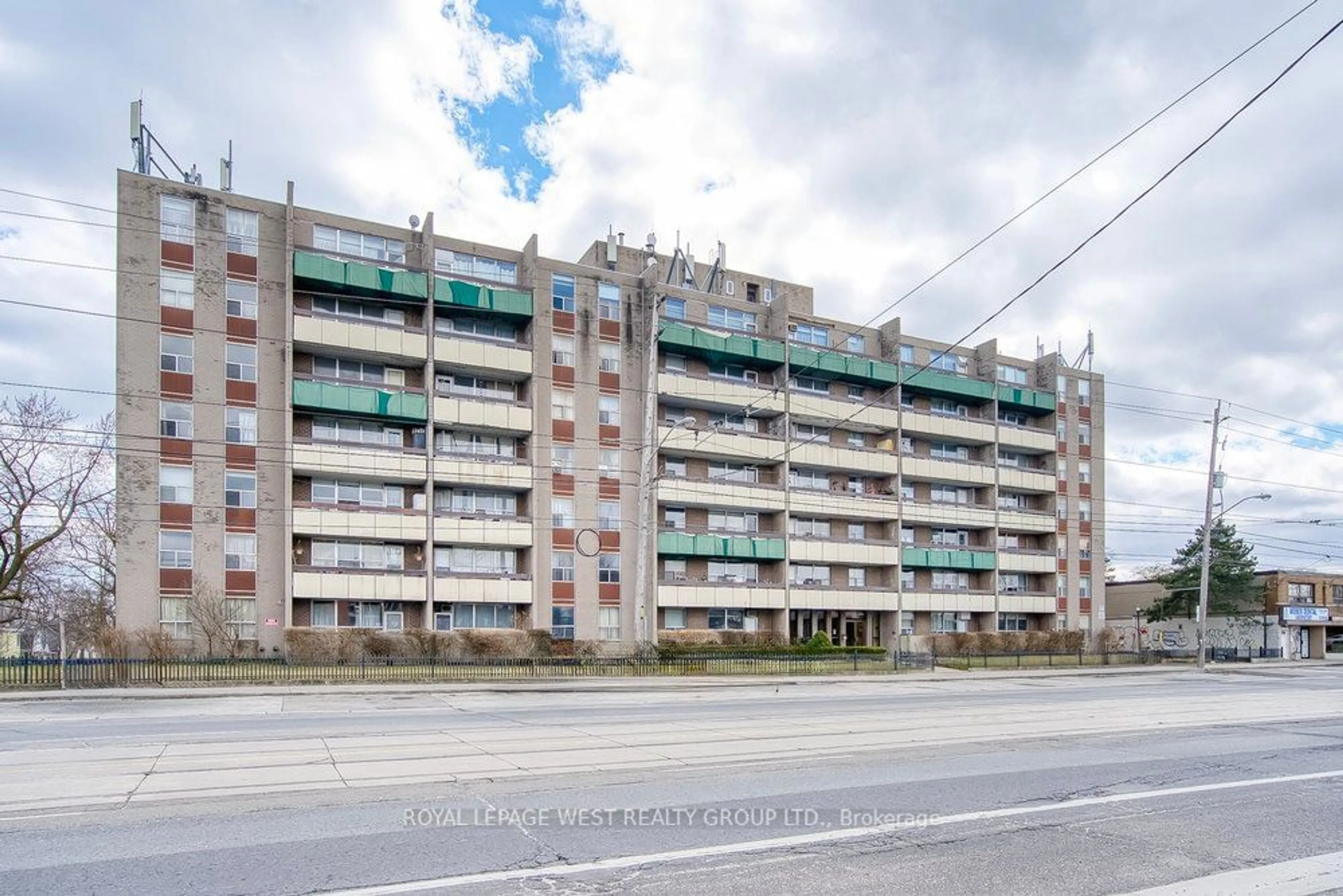 A pic from exterior of the house or condo, the front or back of building for 3621 Lake Shore Blvd #PH1, Toronto Ontario M8W 4W2