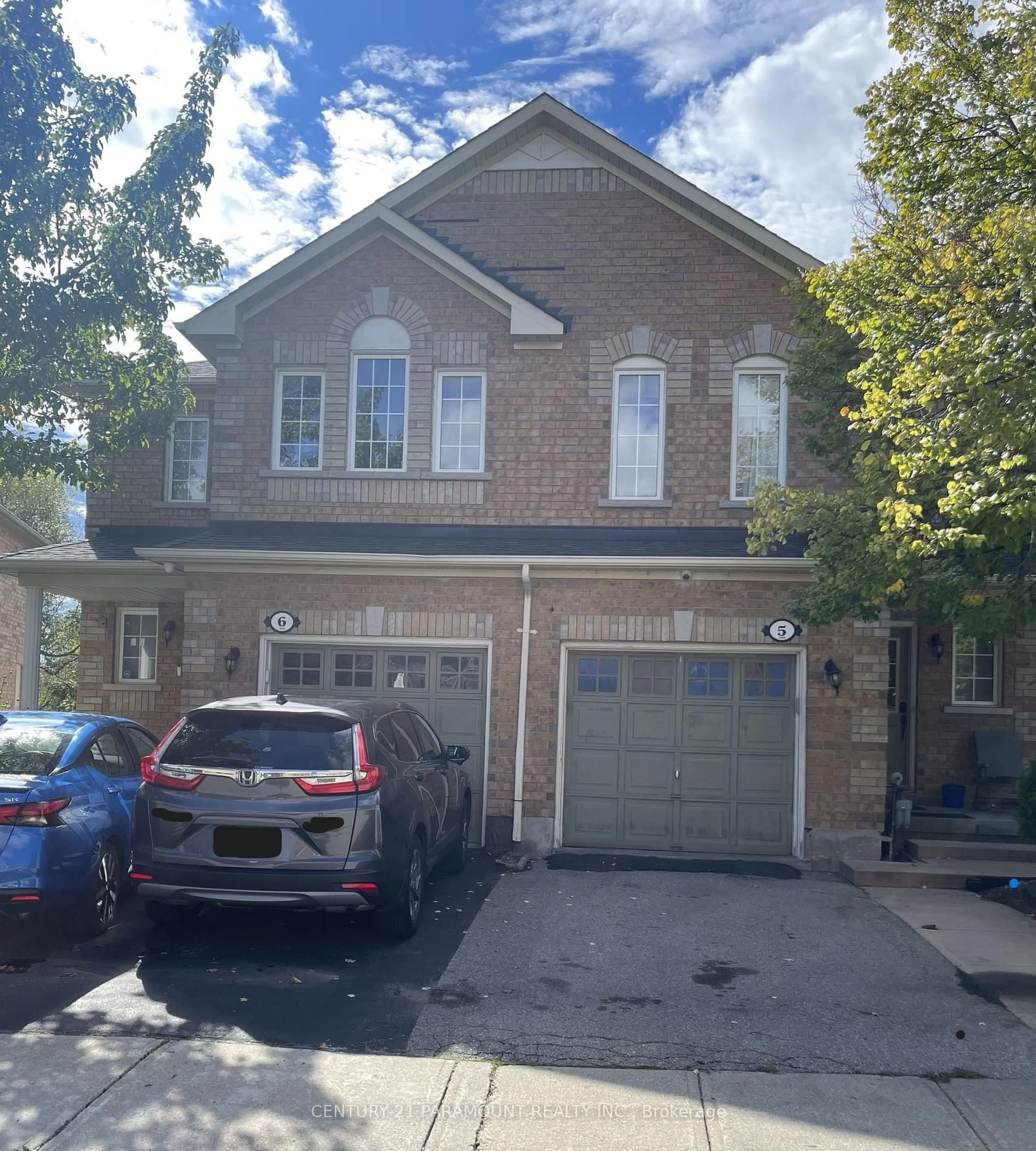 A pic from exterior of the house or condo, the street view for 21 Eastview Gate #5, Brampton Ontario L6P 1P6