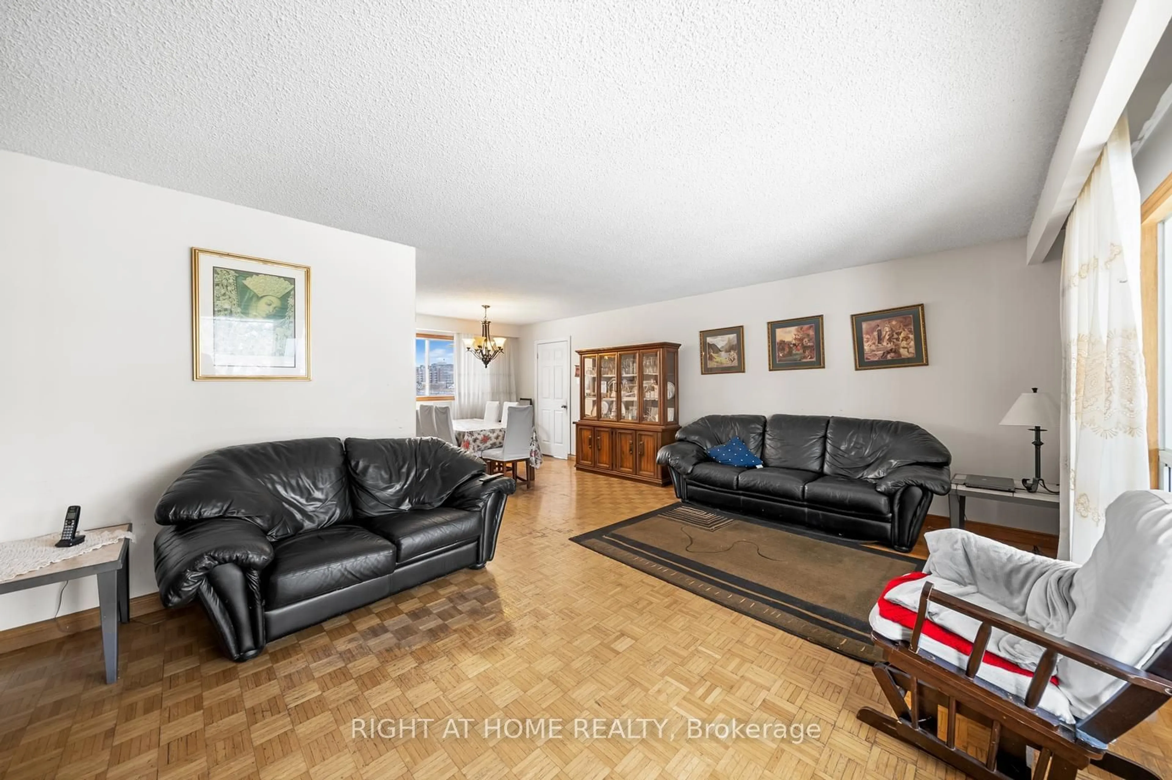 Living room, wood floors for 3043 Eighth Line, Oakville Ontario L6H 7H5