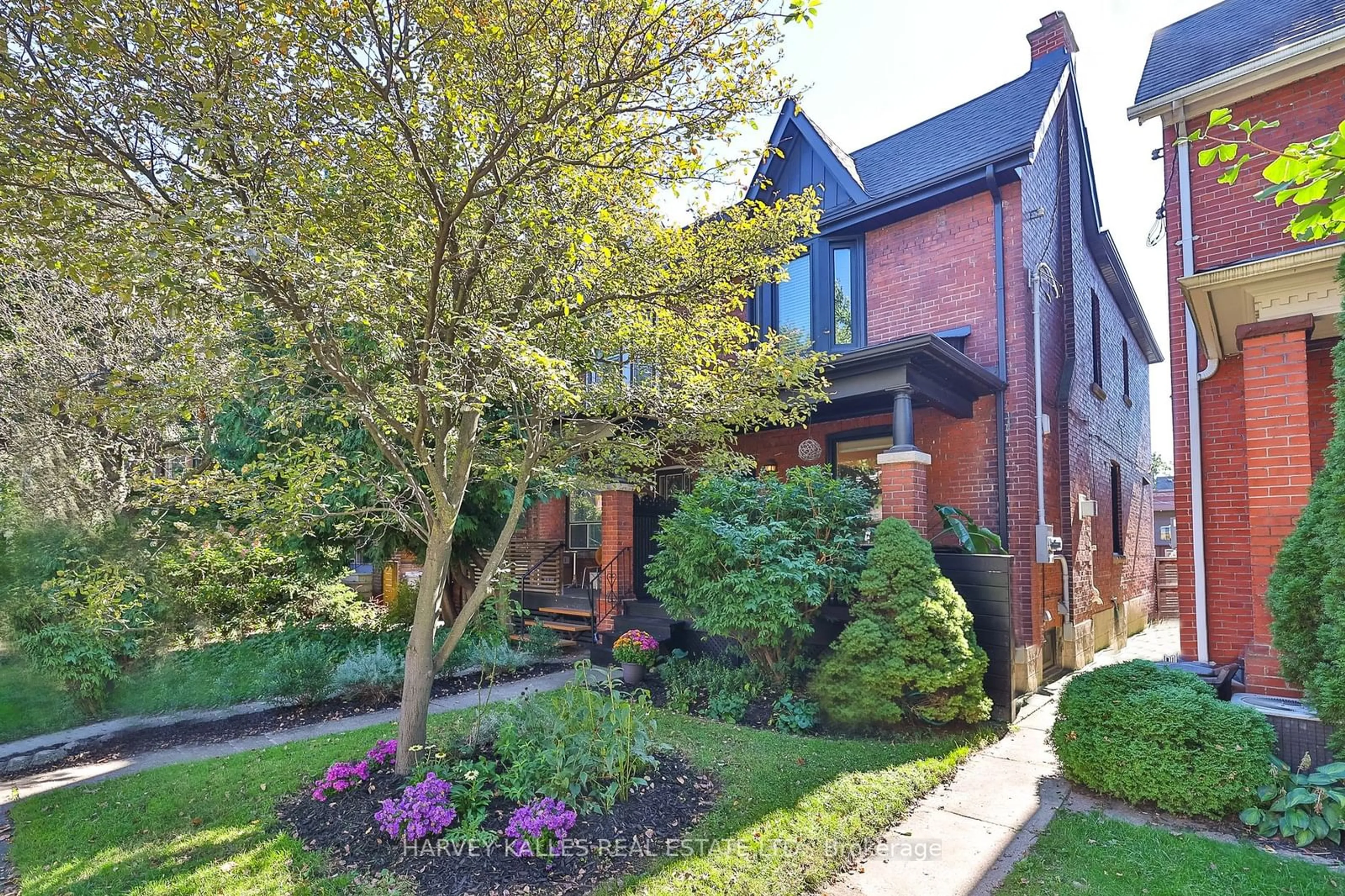 Home with brick exterior material for 29 Geoffrey St, Toronto Ontario M6R 1P2