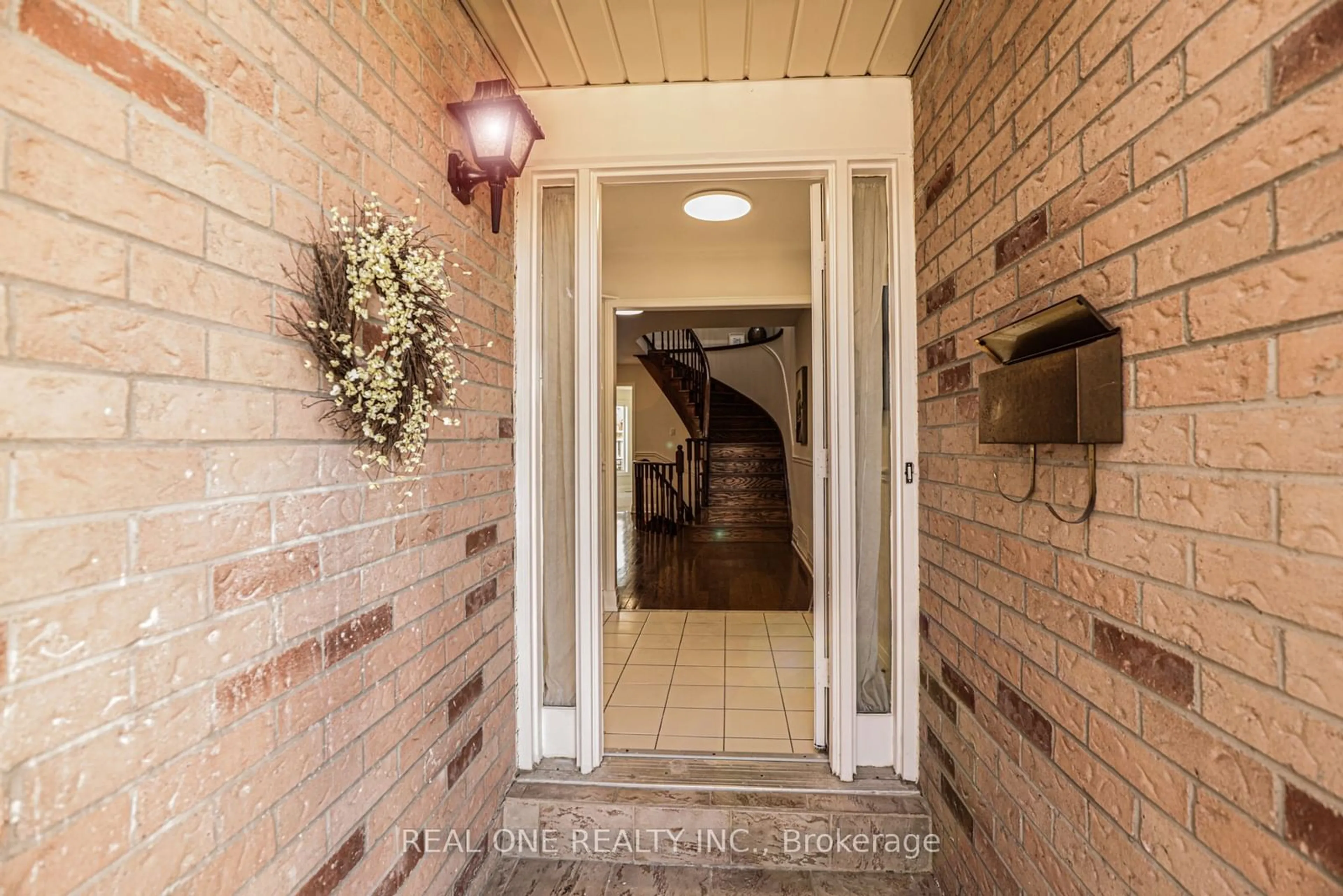 Indoor entryway, wood floors for 621 Winterton Way, Mississauga Ontario L5R 3J3