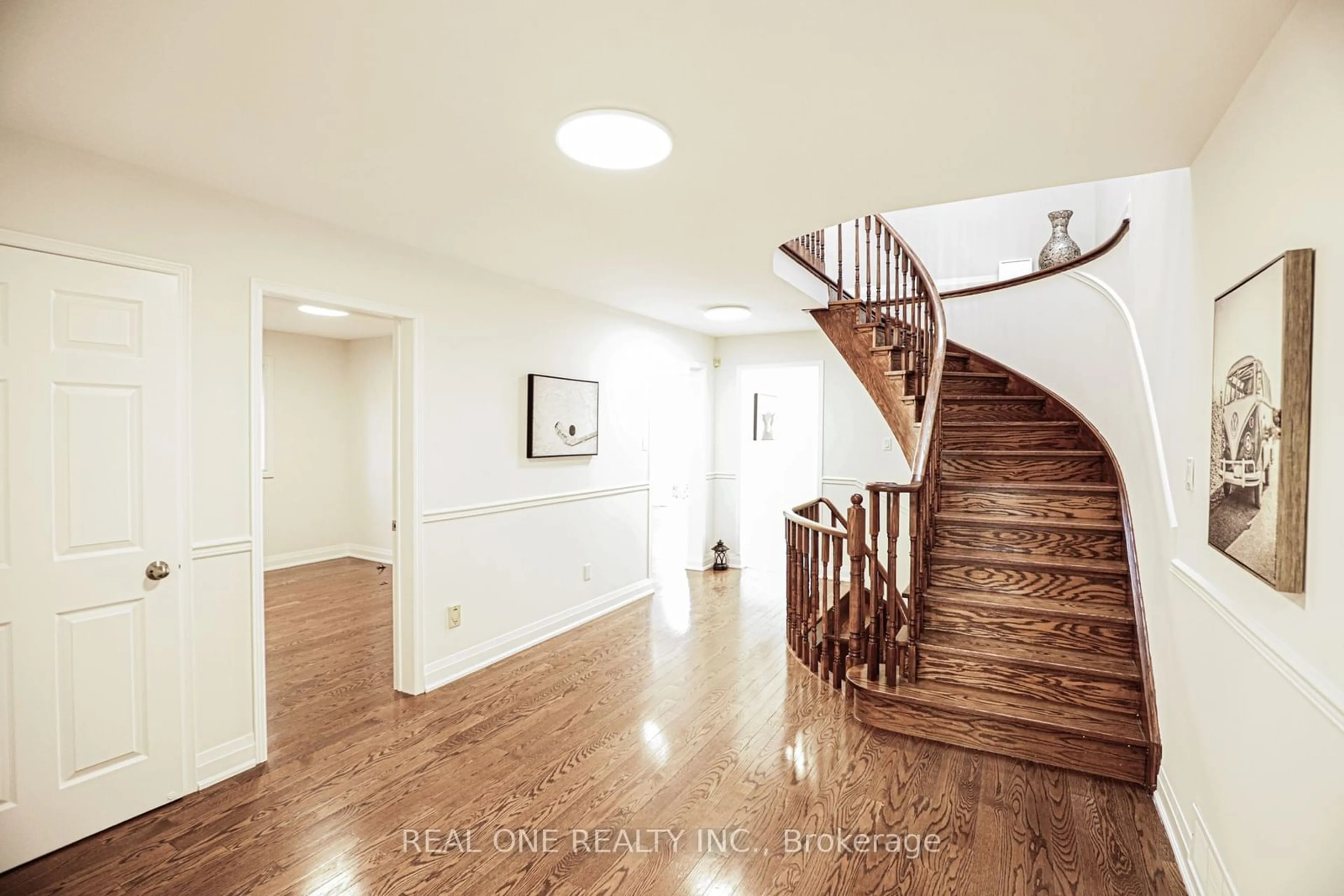 Indoor foyer, wood floors for 621 Winterton Way, Mississauga Ontario L5R 3J3