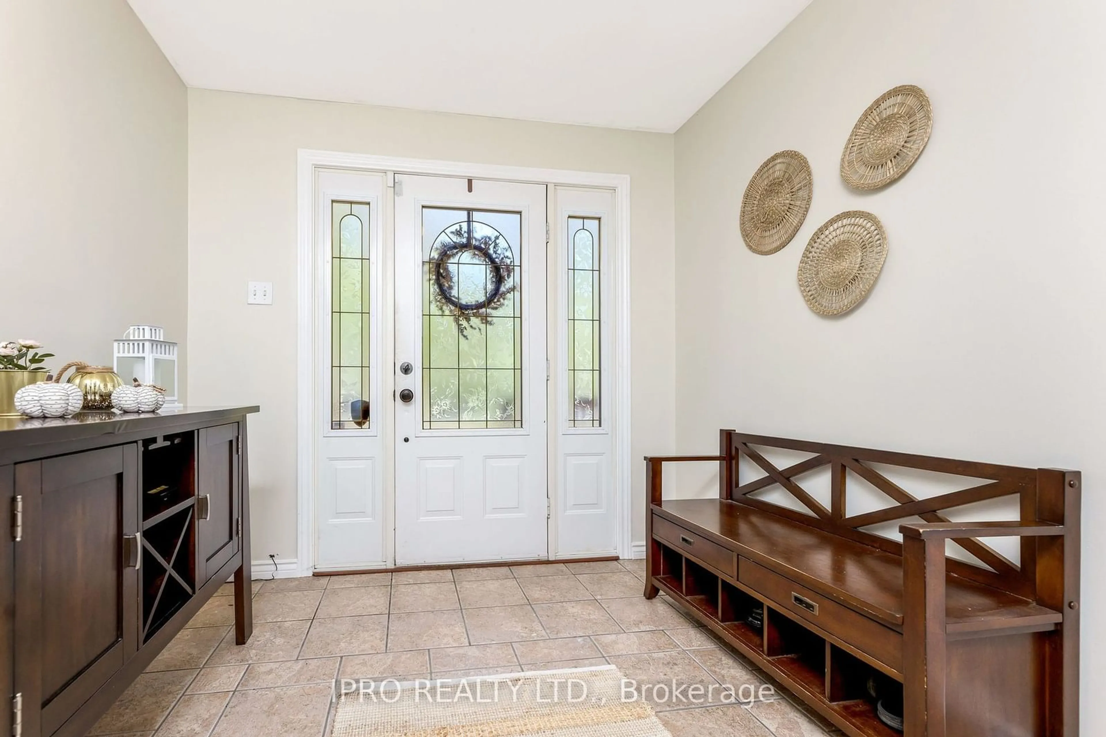 Indoor entryway, wood floors for 3124 Limestone Rd, Milton Ontario L0P 1B0