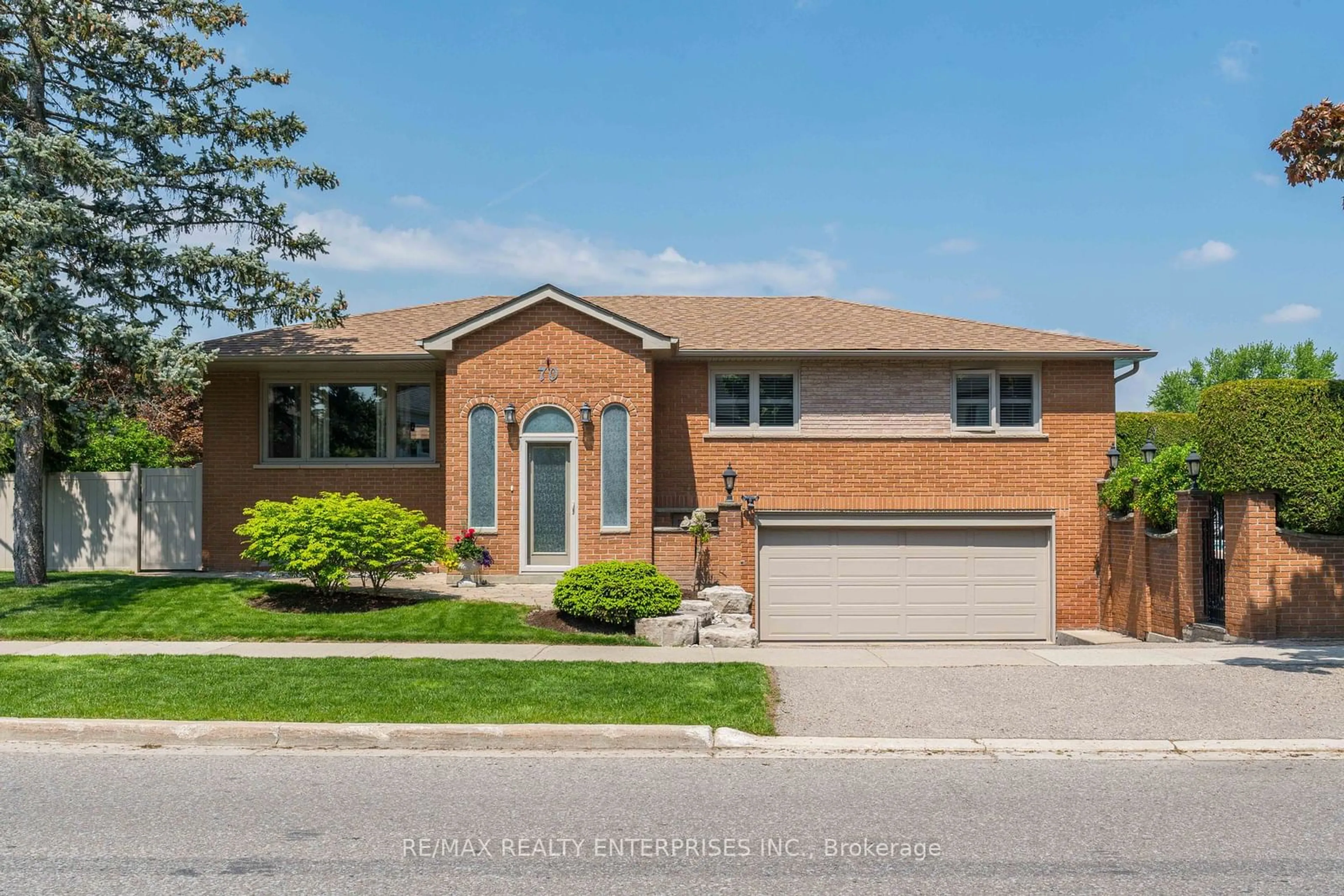 Frontside or backside of a home, the street view for 70 English St, Brampton Ontario L6X 1L6