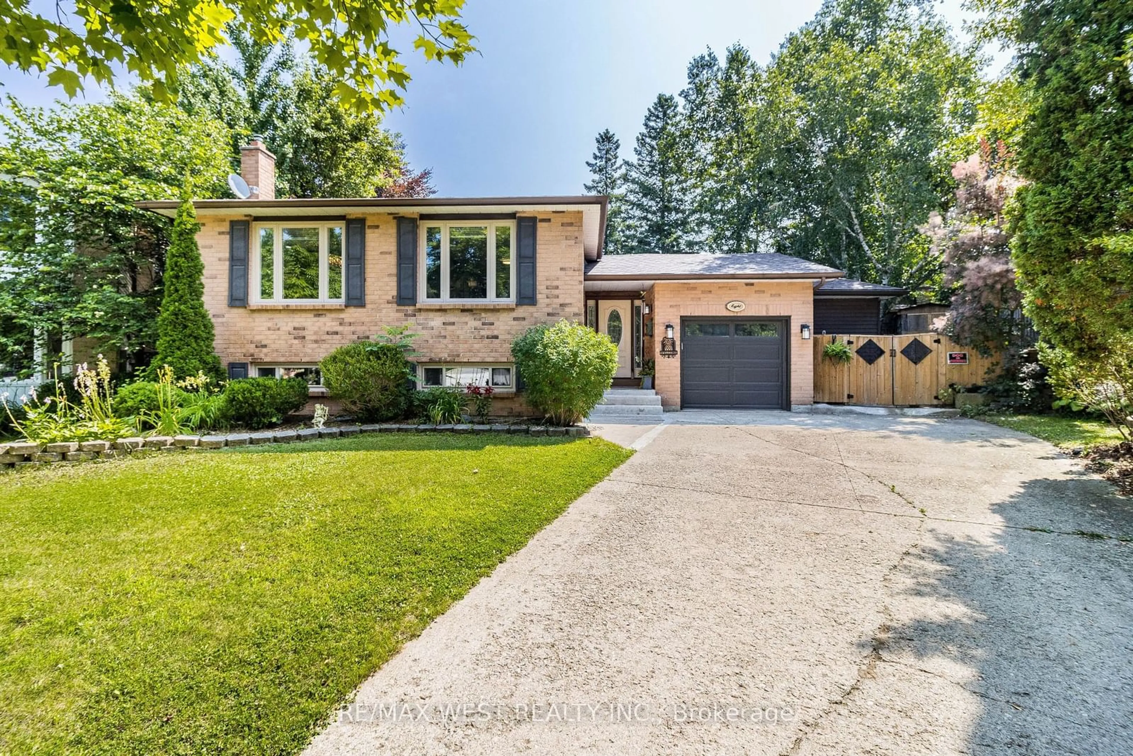 Home with brick exterior material for 8 Adams Crt, Halton Hills Ontario L7J 2V8