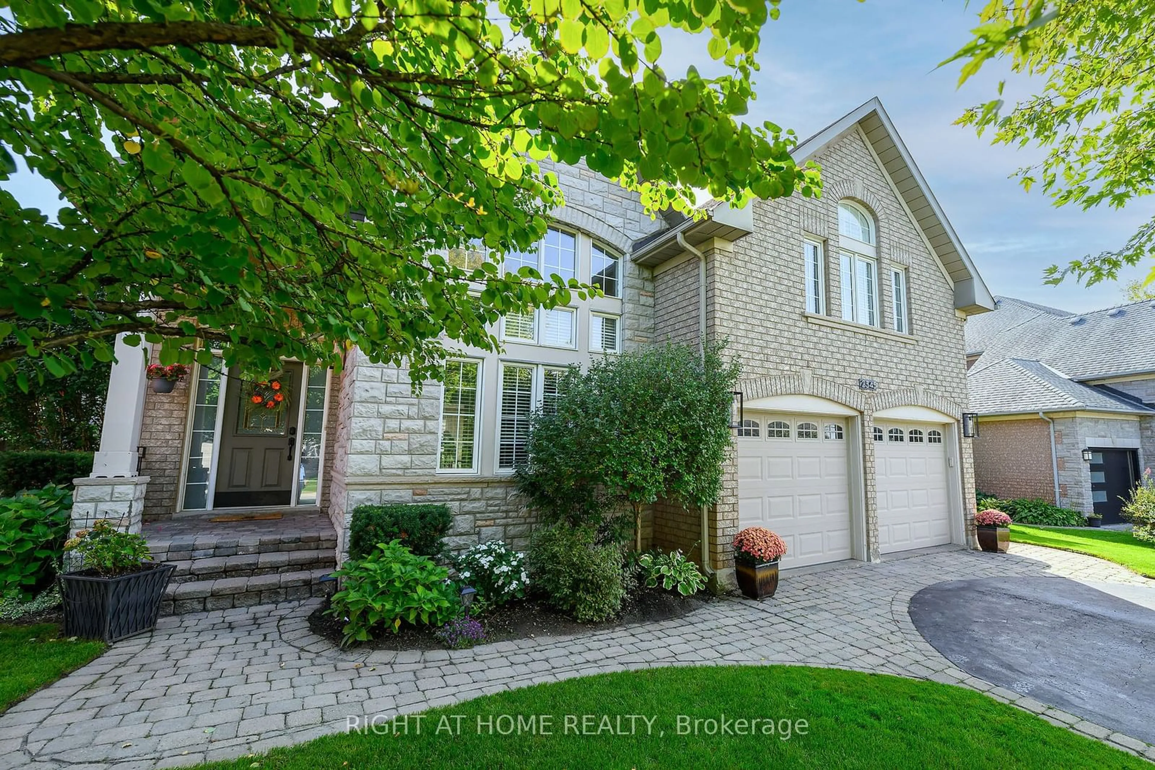 Frontside or backside of a home, the street view for 2345 Carpenters Circ, Oakville Ontario L6M 3C7