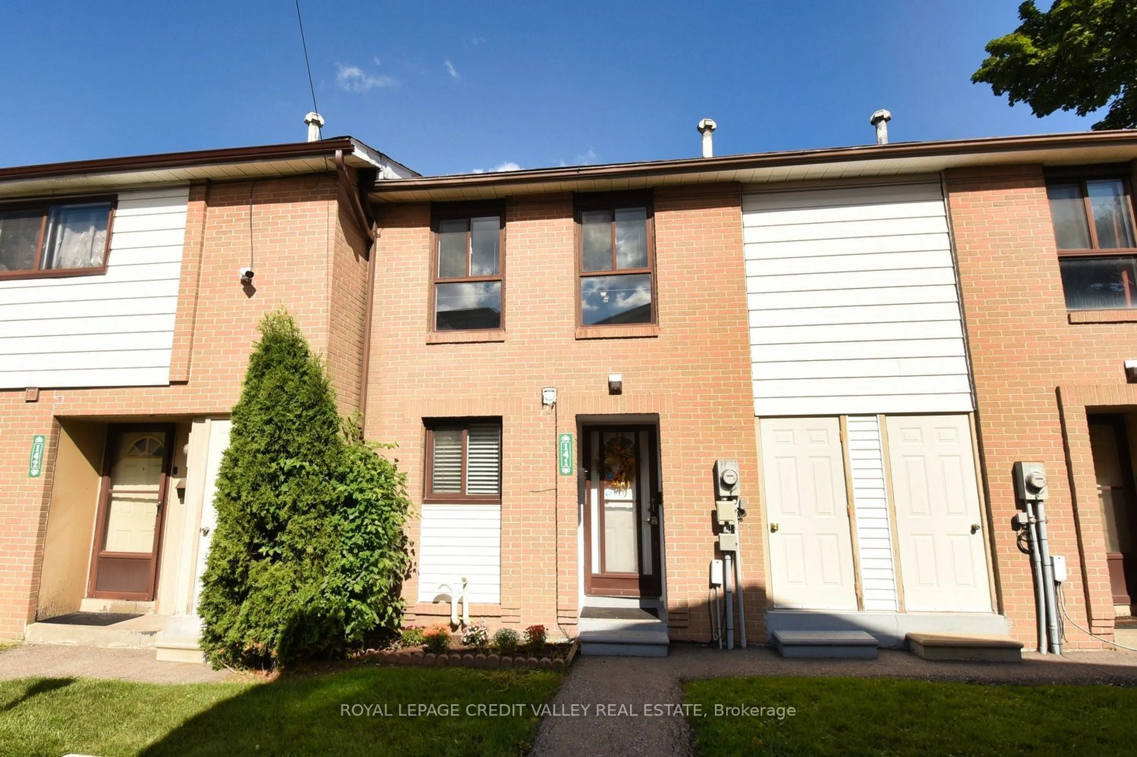 A pic from exterior of the house or condo, the front or back of building for 141 Fleetwood Cres #141, Brampton Ontario L6T 2E6