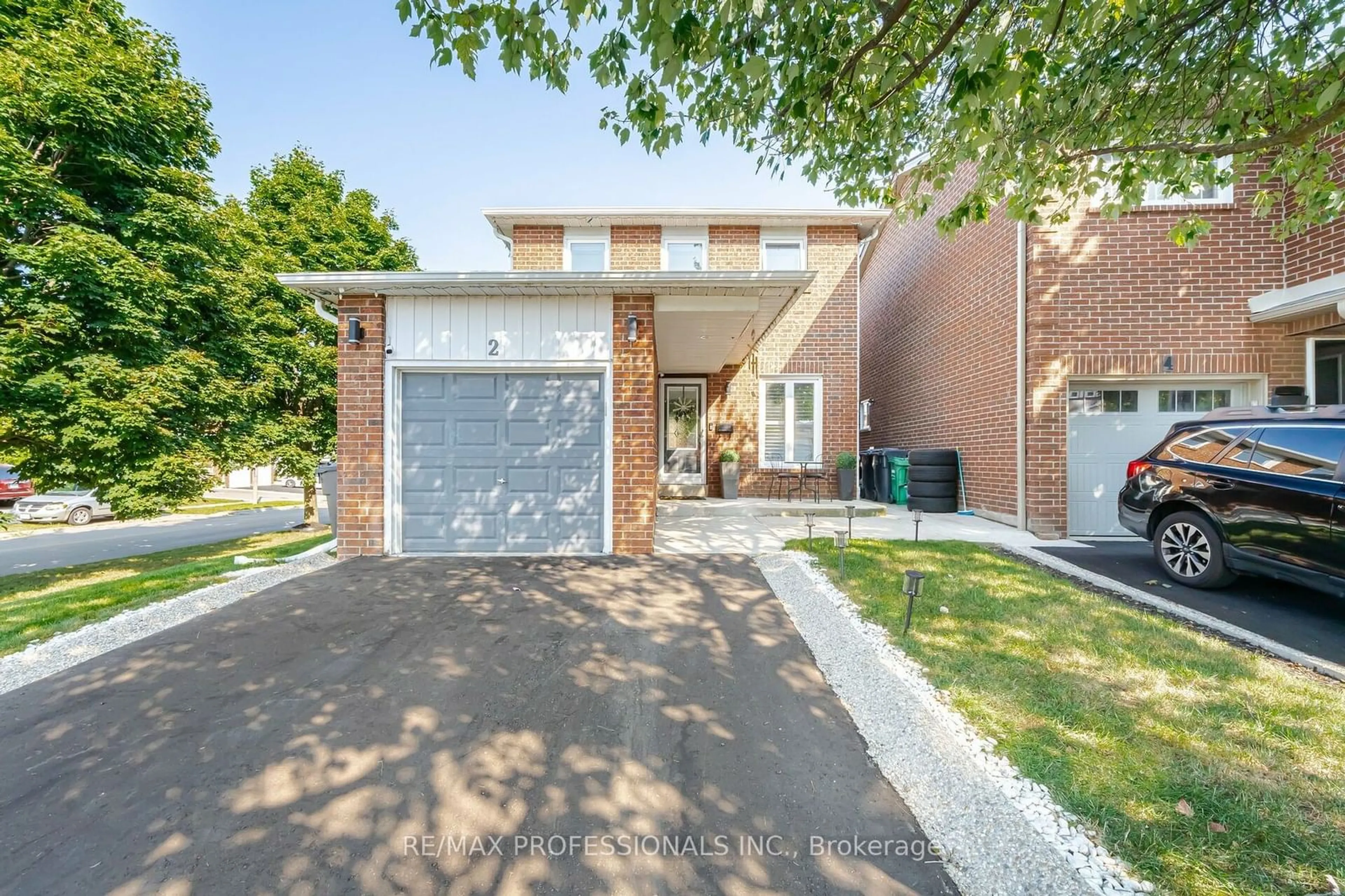 Home with brick exterior material for 2 Crenshaw Crt, Brampton Ontario L6Z 1W9