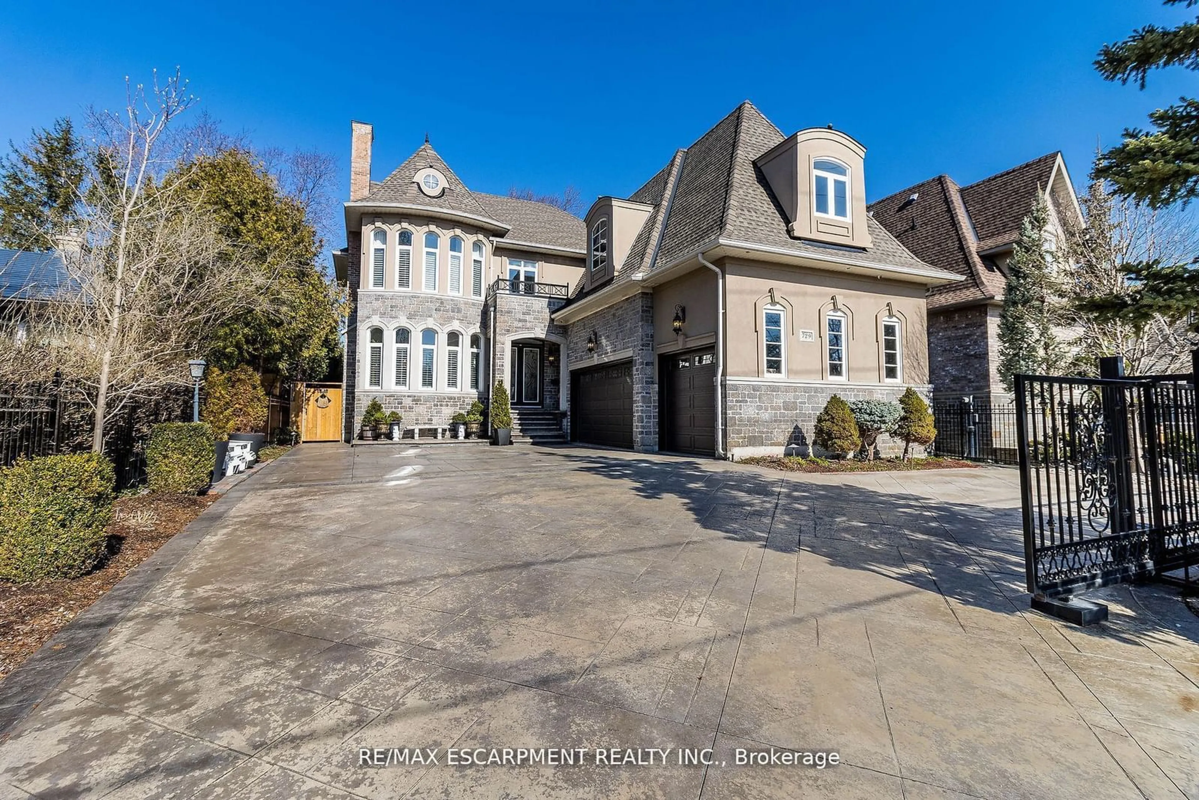 Frontside or backside of a home, the street view for 729 Queensway, Mississauga Ontario L5C 1A7