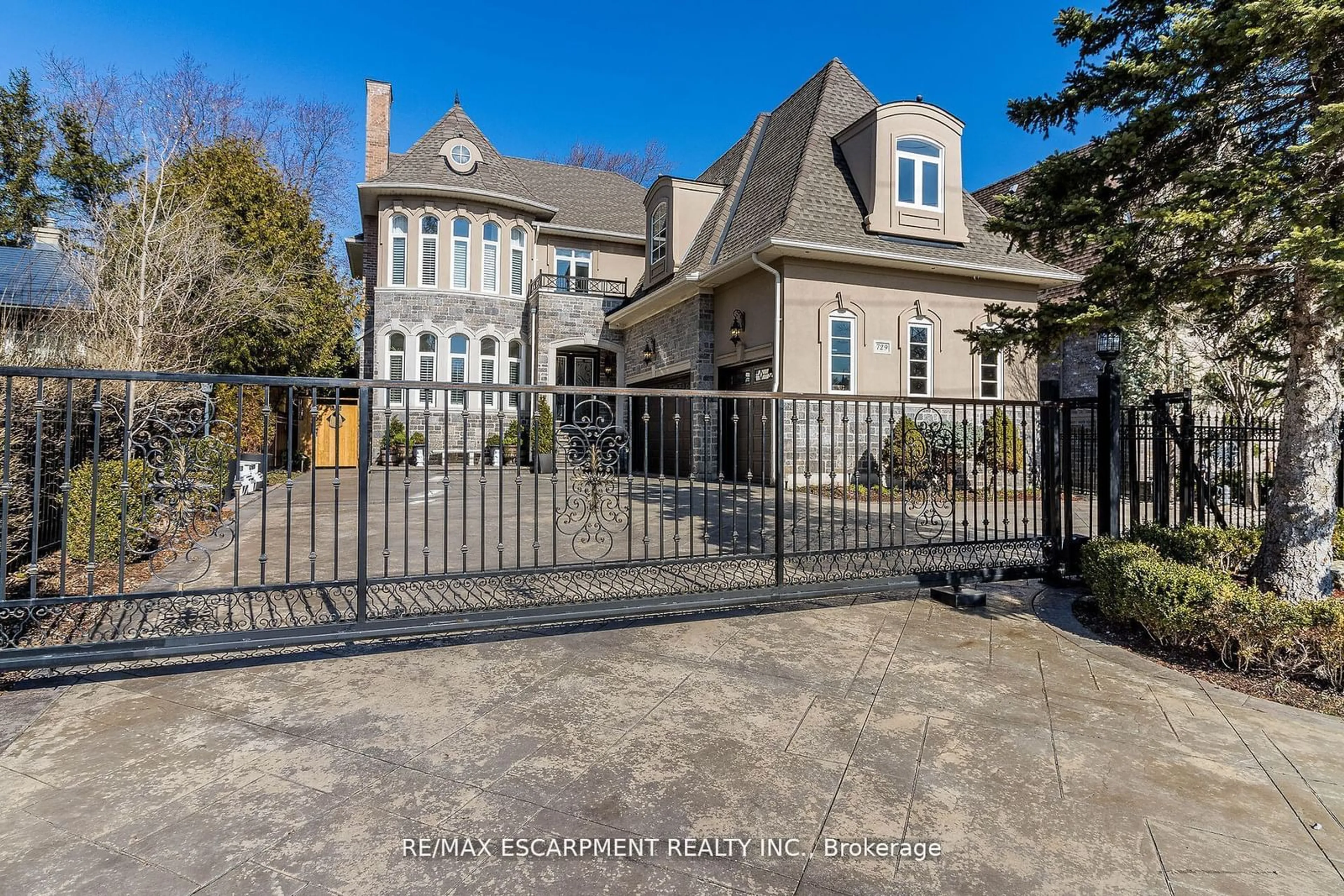 Frontside or backside of a home, the fenced backyard for 729 Queensway, Mississauga Ontario L5C 1A7