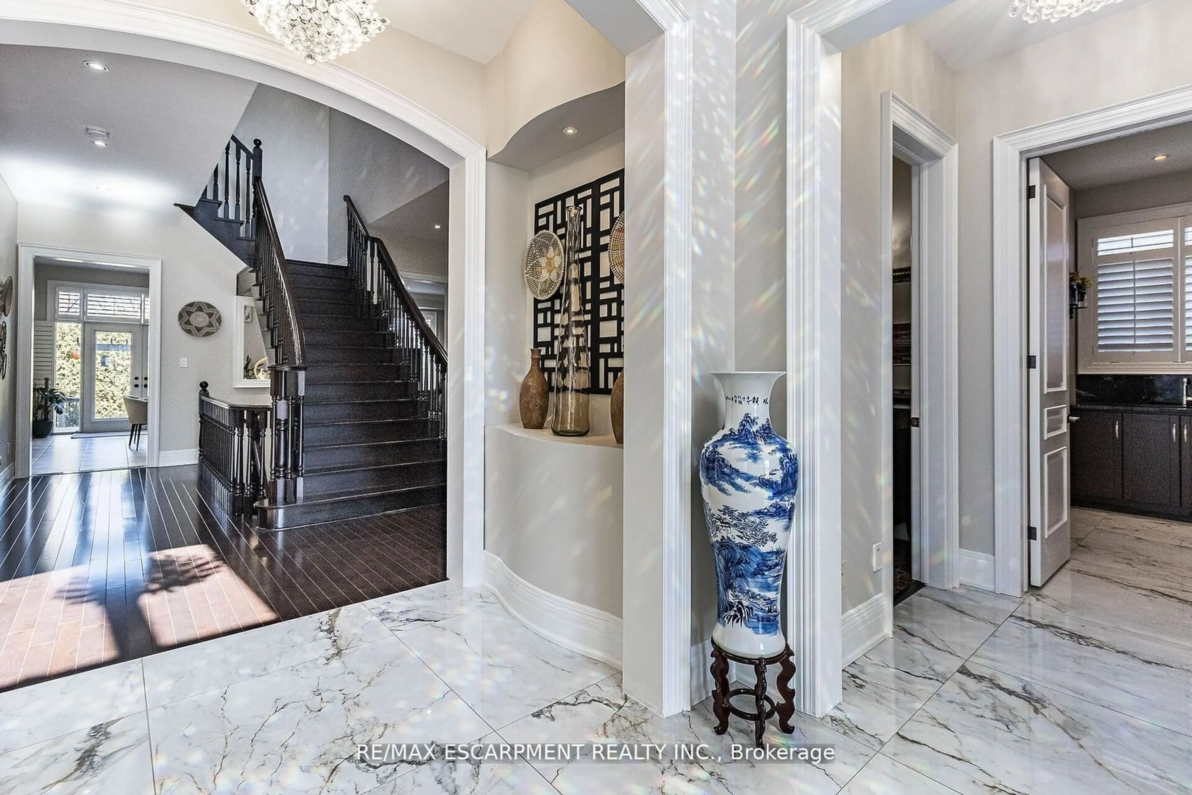 Indoor entryway, ceramic floors for 729 Queensway, Mississauga Ontario L5C 1A7