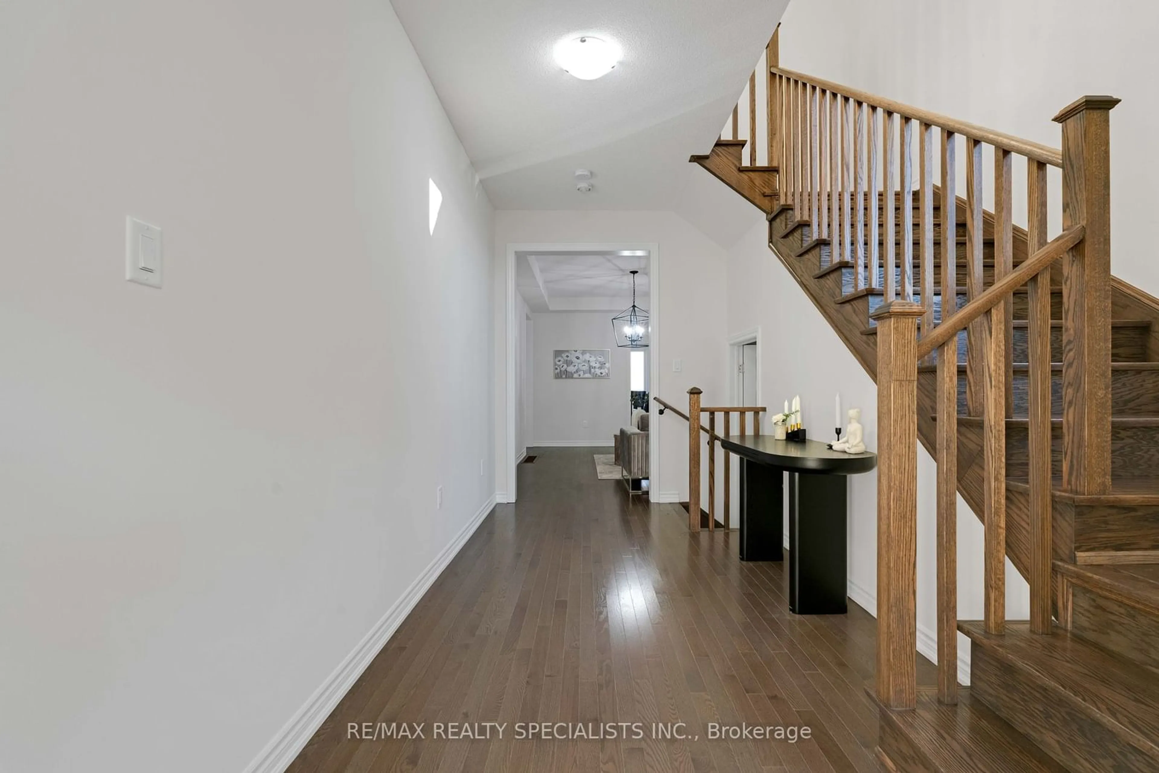 Indoor entryway, wood floors for 46 Eastman Dr, Brampton Ontario L6X 5S5