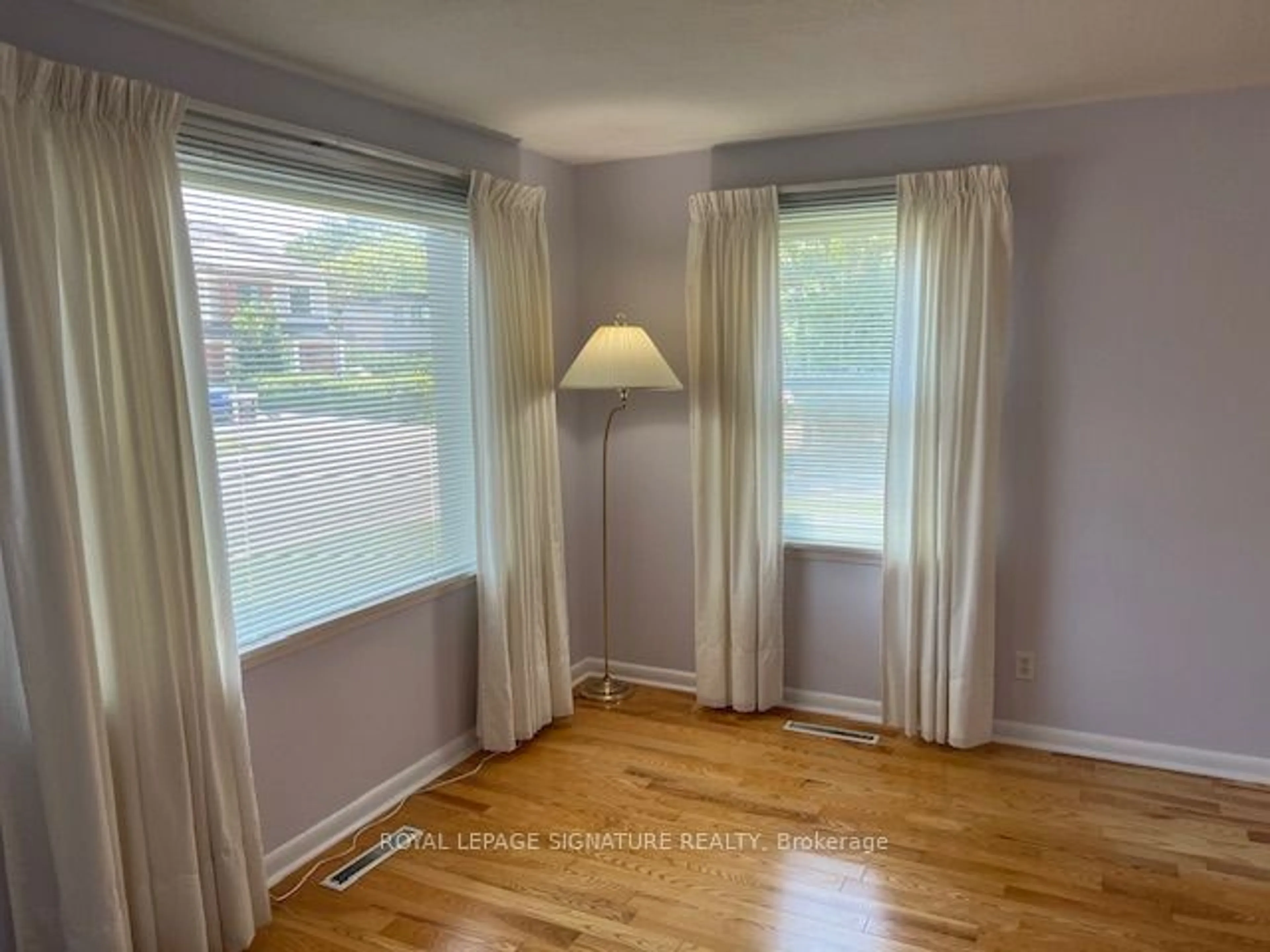 A pic of a room, wood floors for 196 Queen St, Mississauga Ontario L5H 1L6