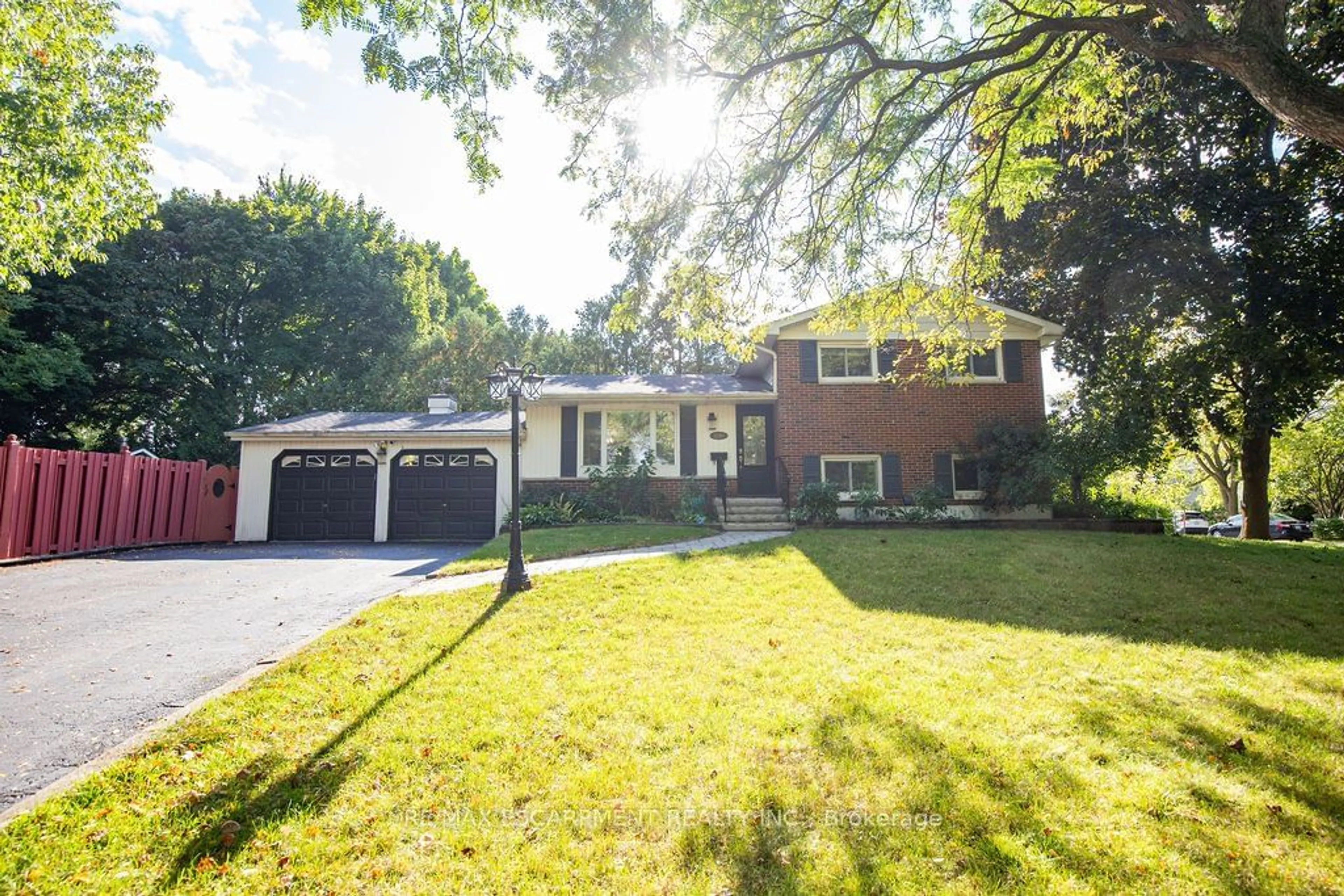 Home with brick exterior material for 2090 Linmouth Terr, Burlington Ontario L7P 1Y4