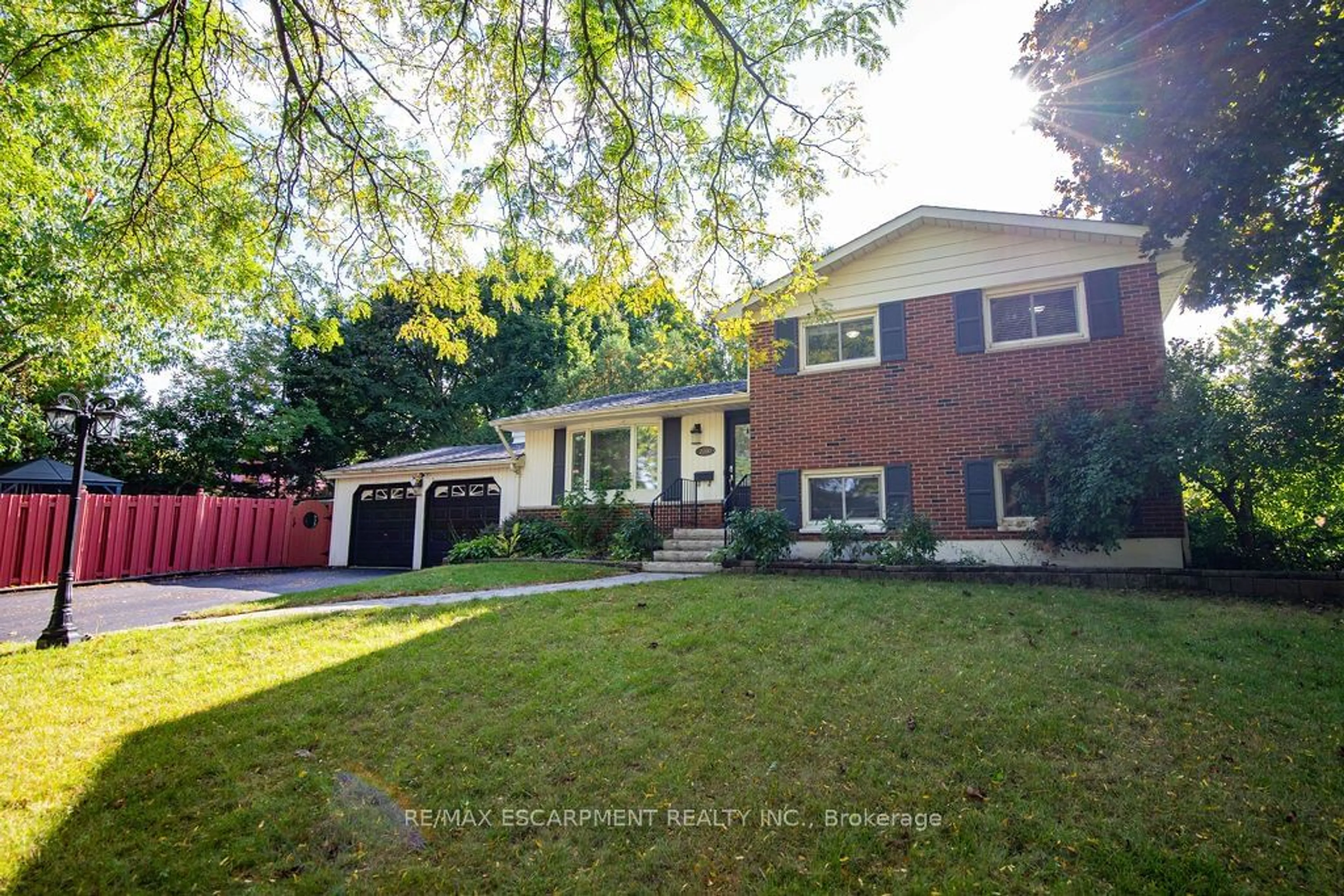 Frontside or backside of a home for 2090 Linmouth Terr, Burlington Ontario L7P 1Y4