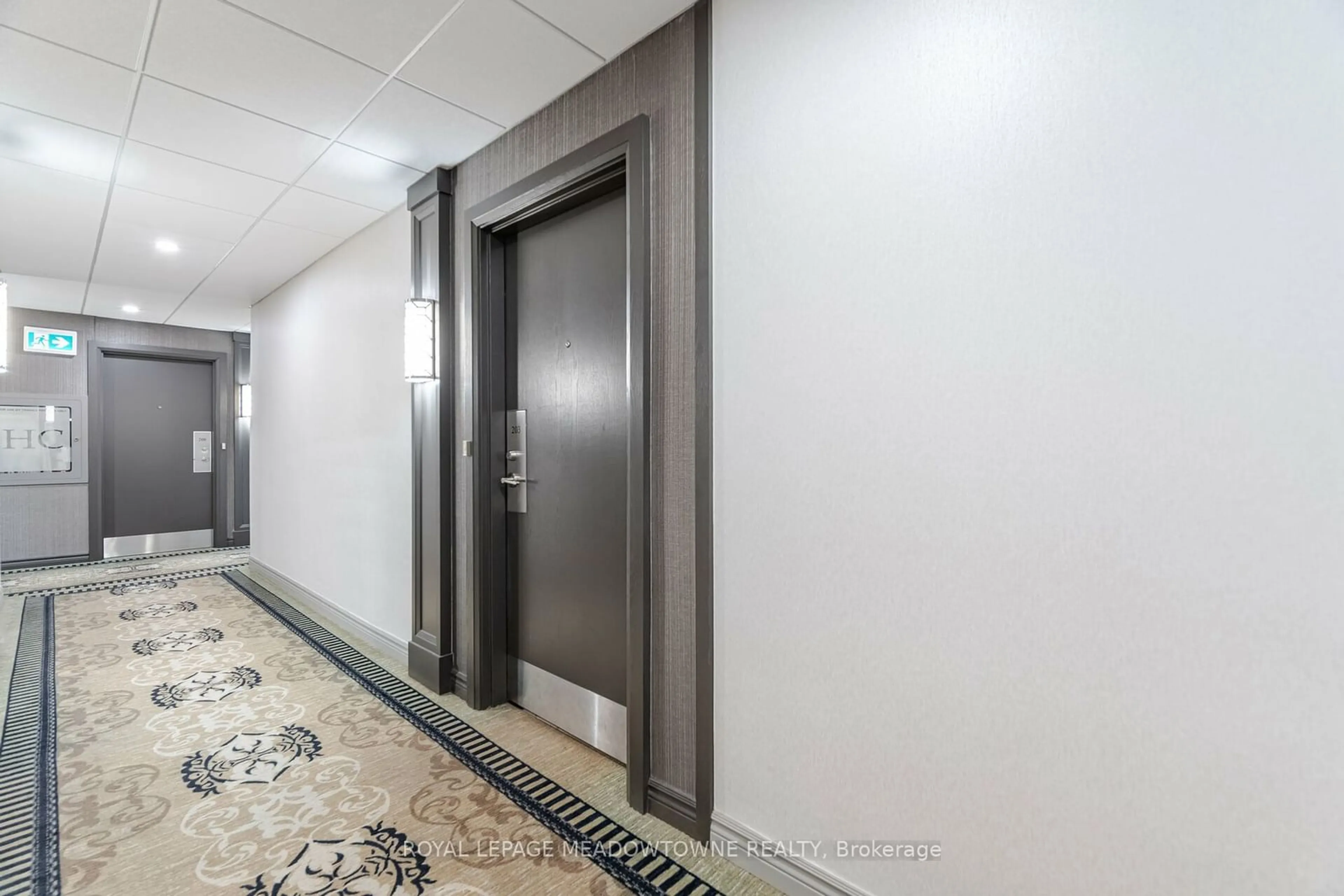 Indoor foyer for 102 Bronte Rd #203, Oakville Ontario L6L 6J5