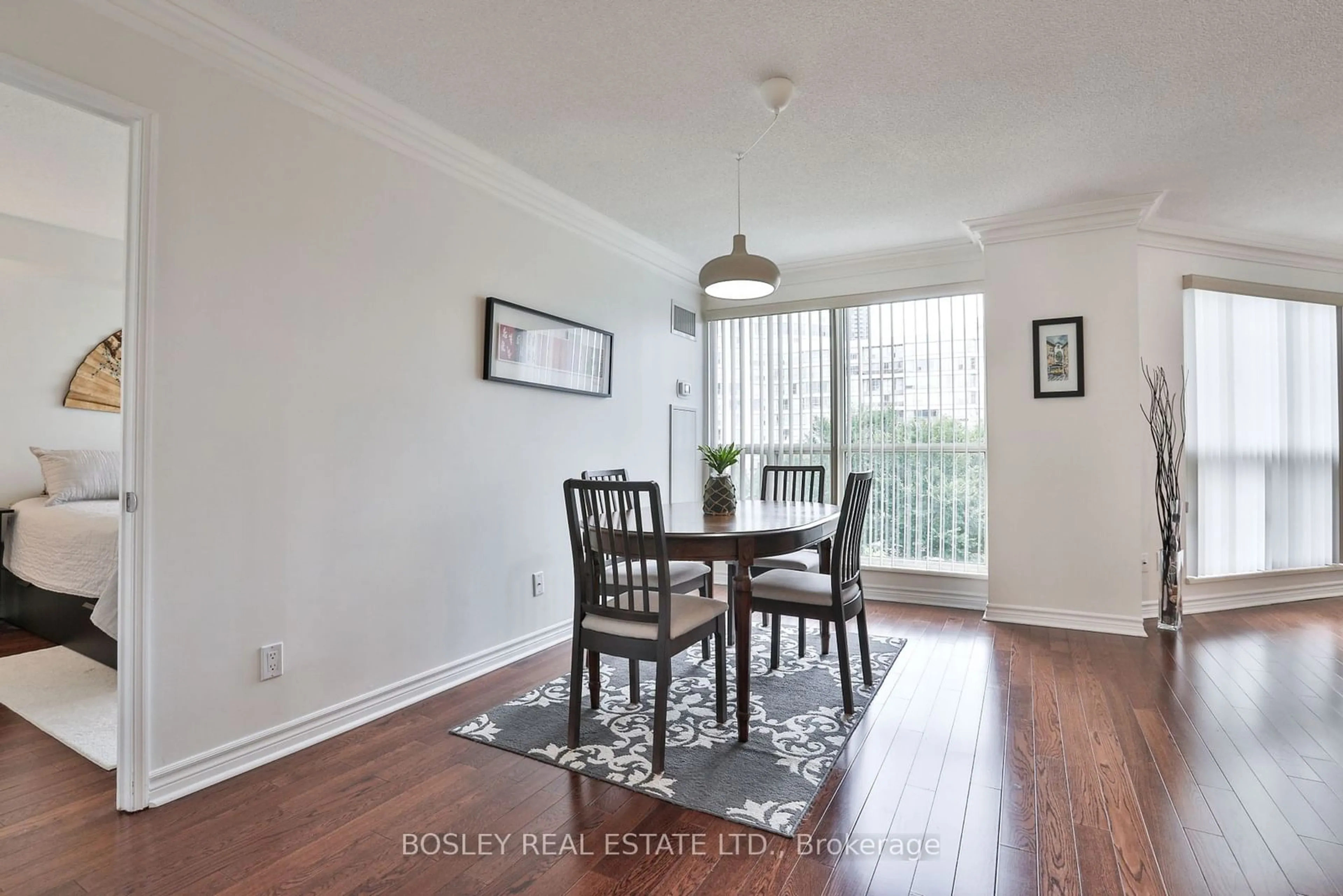 Dining room for 2267 Lake Shore Blvd #420, Toronto Ontario M8V 3X2