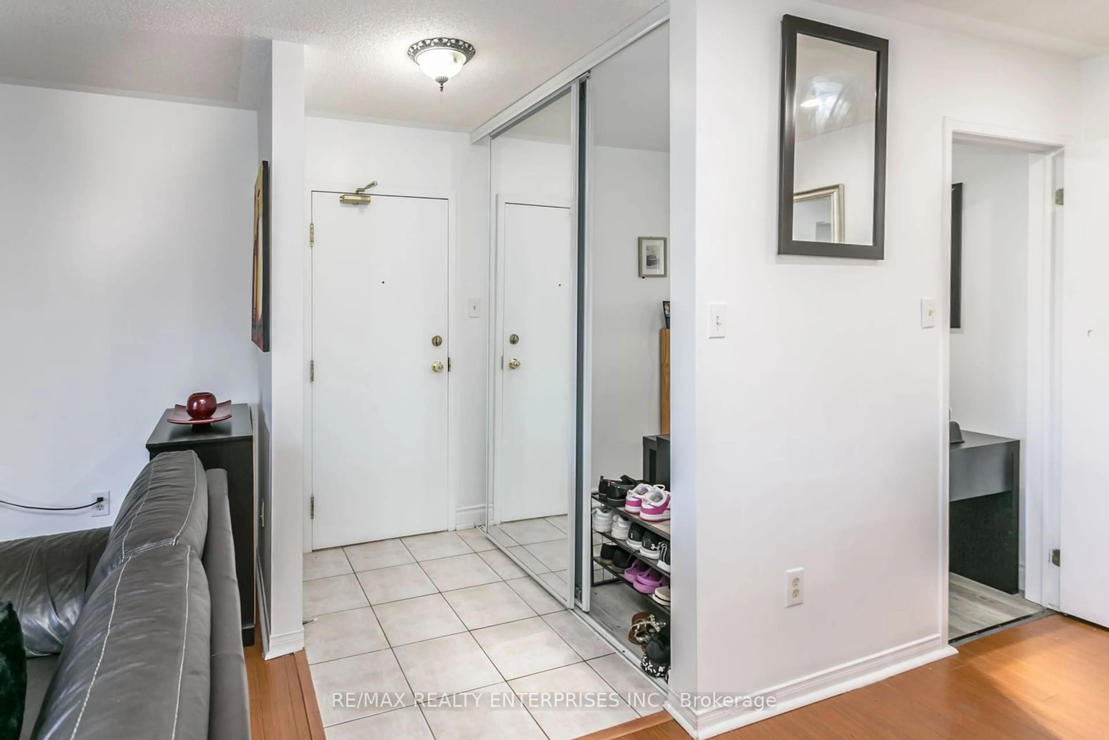 Indoor entryway for 211 Forum Dr #305B, Mississauga Ontario L4Z 4C1