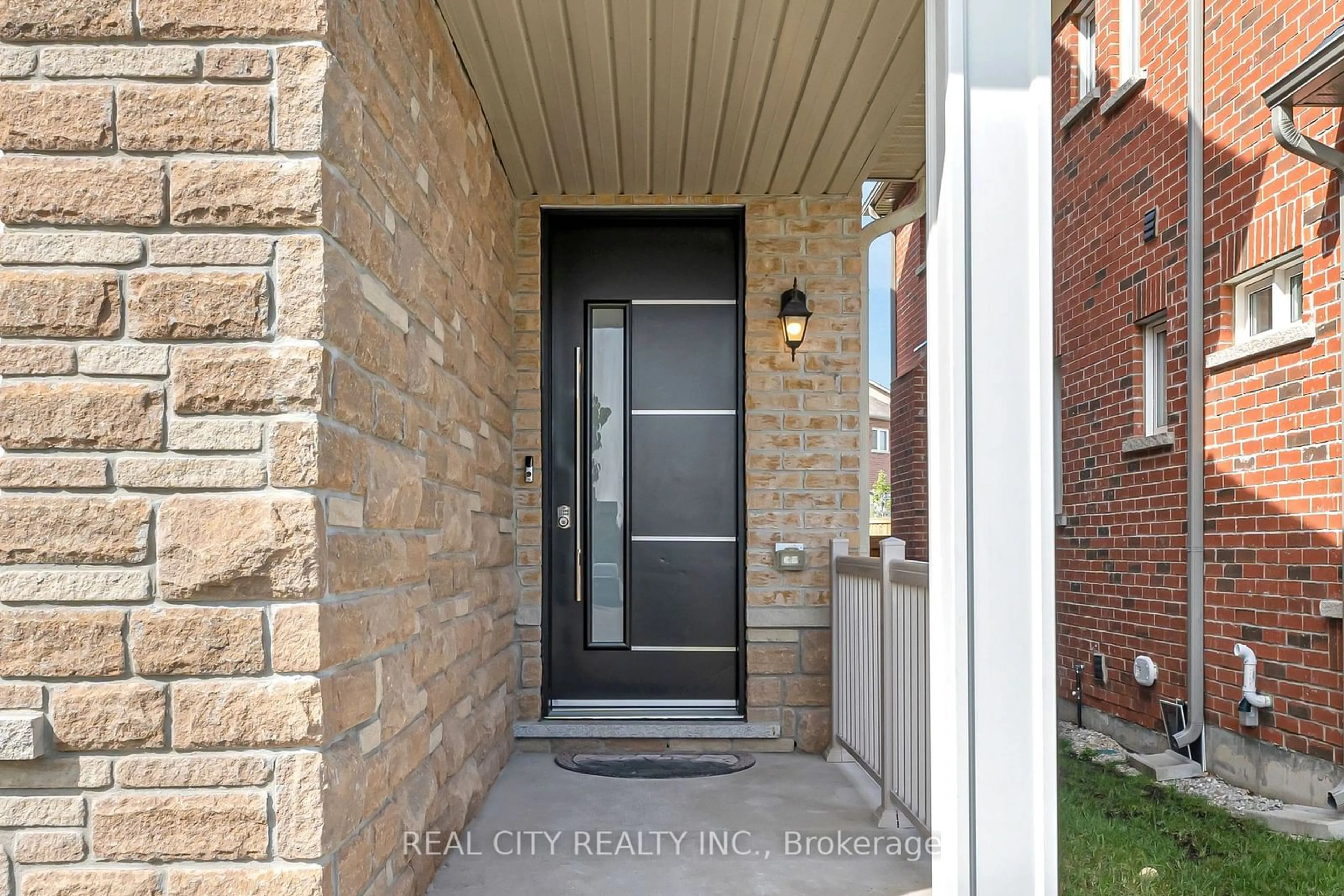 Indoor entryway for 106 Benadir Ave, Caledon Ontario L7C 4E7