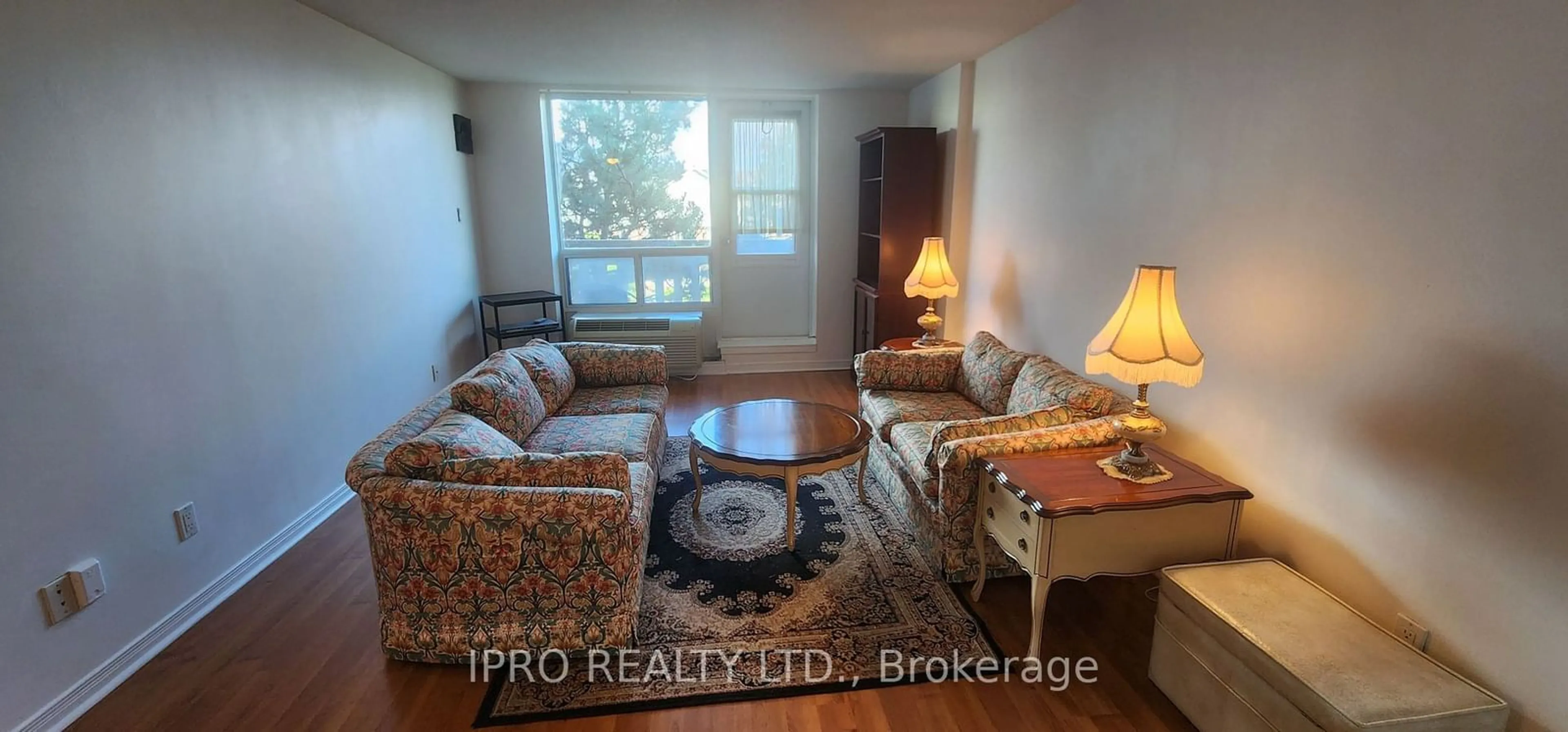 Living room for 6720 Glen Erin Dr #212, Mississauga Ontario L5N 3K8