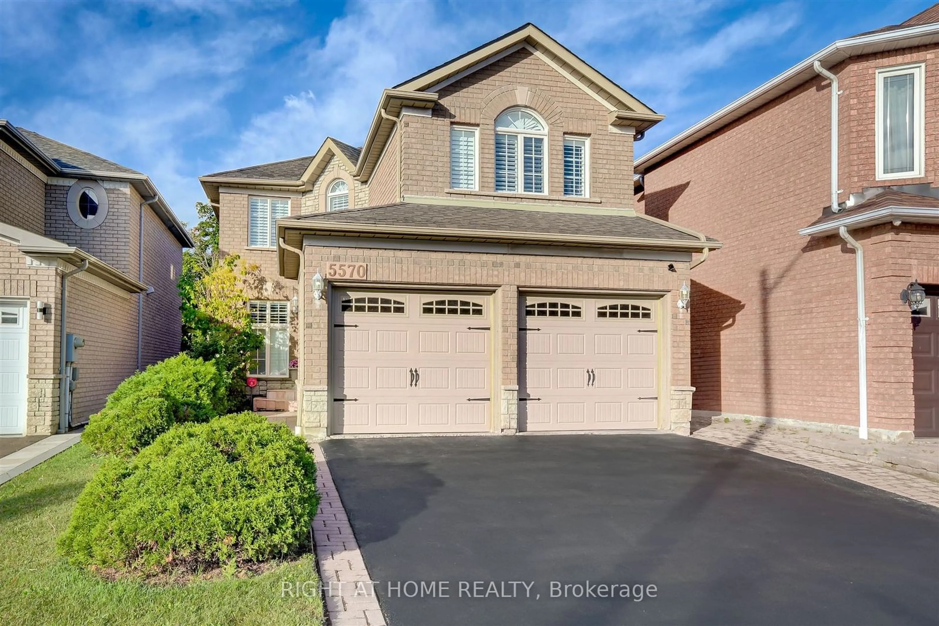 Frontside or backside of a home for 5570 Landsborough Ave, Mississauga Ontario L5R 3V4