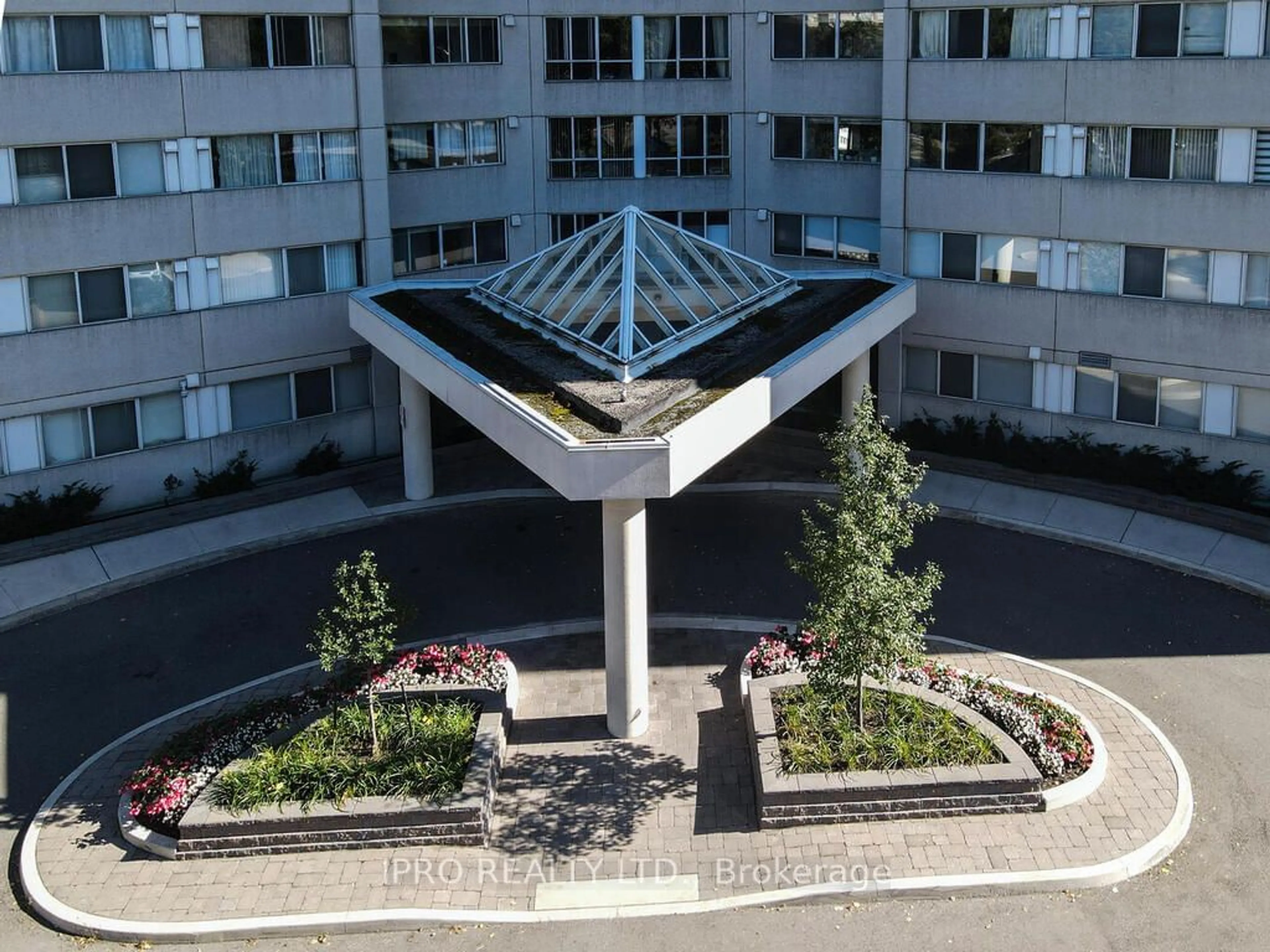 A pic from exterior of the house or condo for 3700 Kaneff Cres #806, Mississauga Ontario L5A 4B8