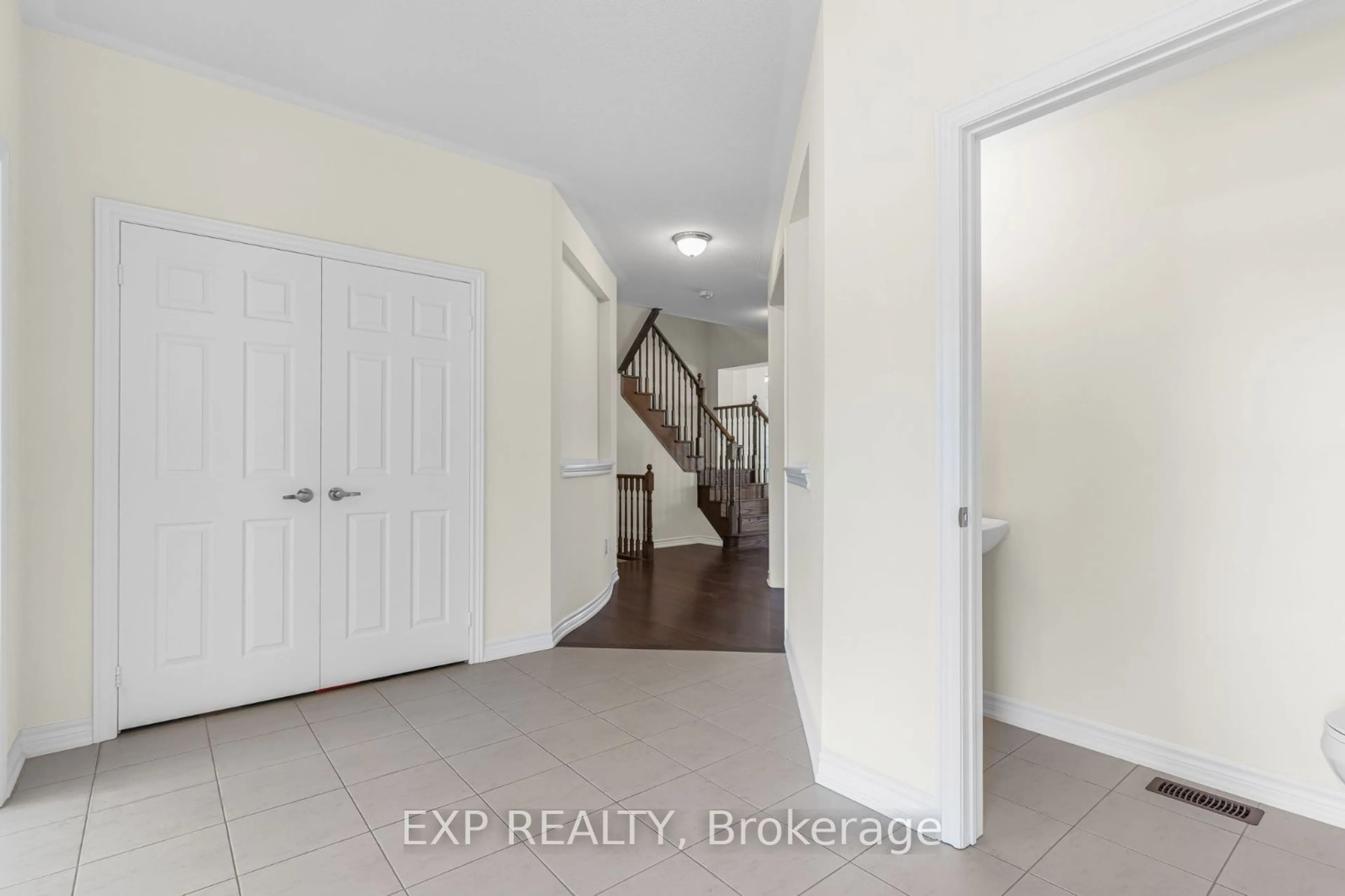 Indoor entryway for 71 Royal Fern Cres, Caledon Ontario L7C 4H1