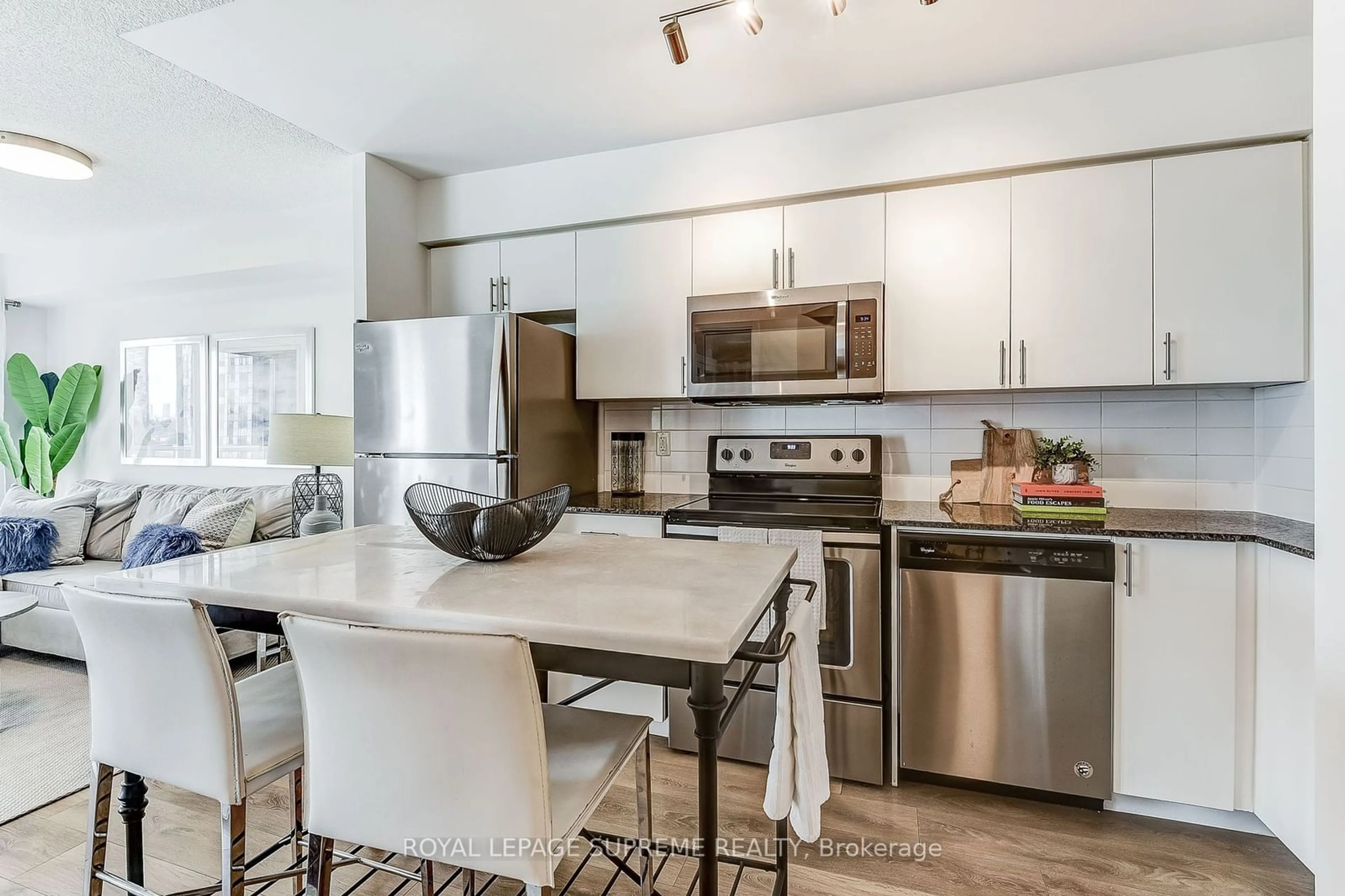 Standard kitchen for 1420 Dupont St #1011, Toronto Ontario M6H 0C2