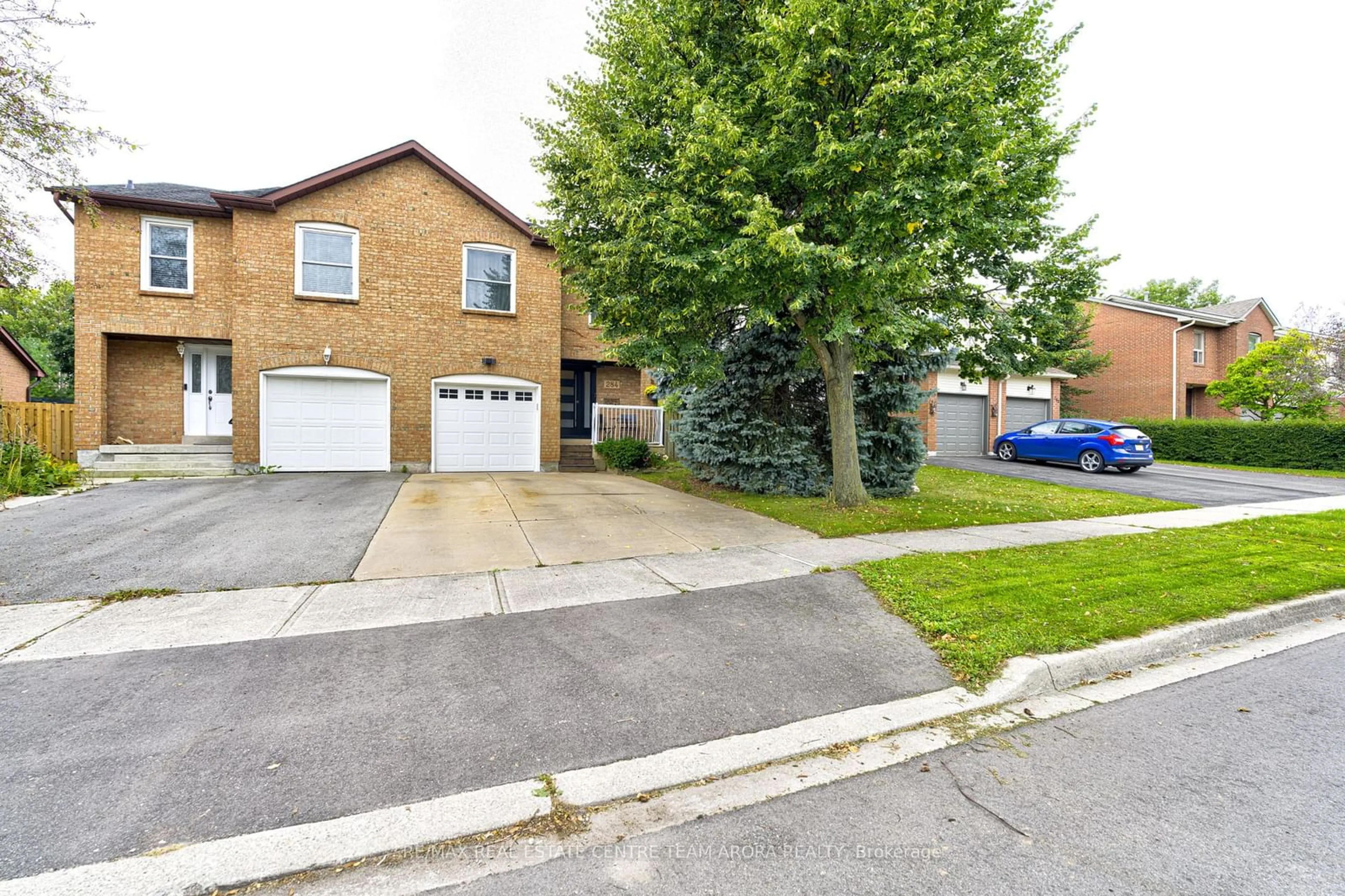 A pic from exterior of the house or condo, the street view for 284 Rimmington Dr, Oakville Ontario L6H 3N5