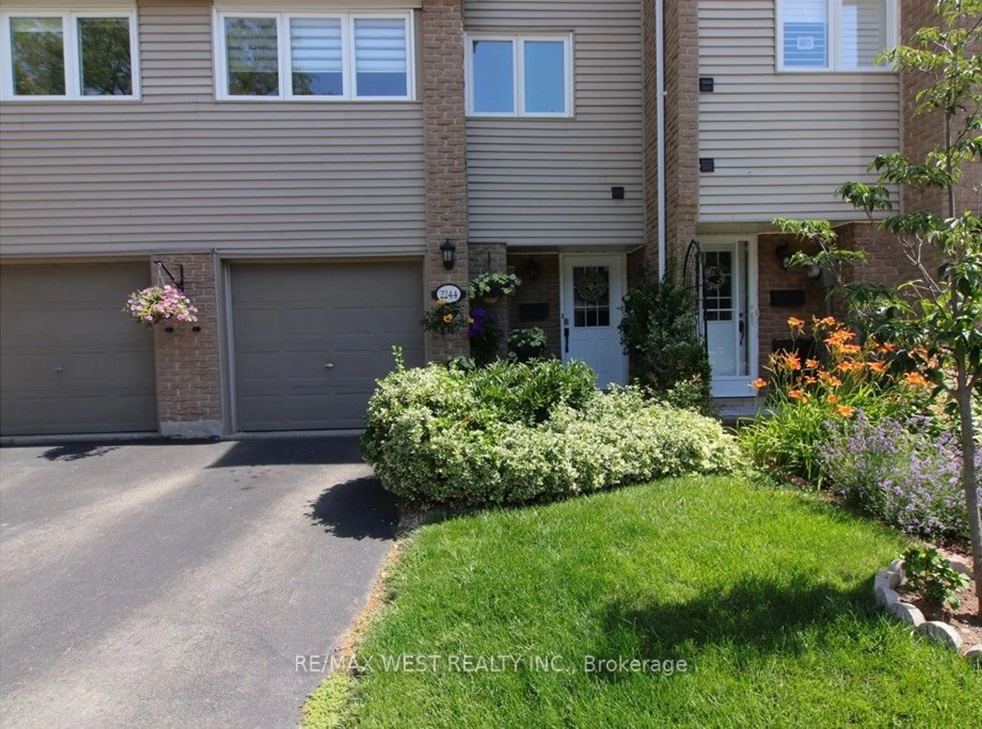 A pic from exterior of the house or condo, cottage for 2244 Marine Dr #2244, Oakville Ontario L6L 1C1