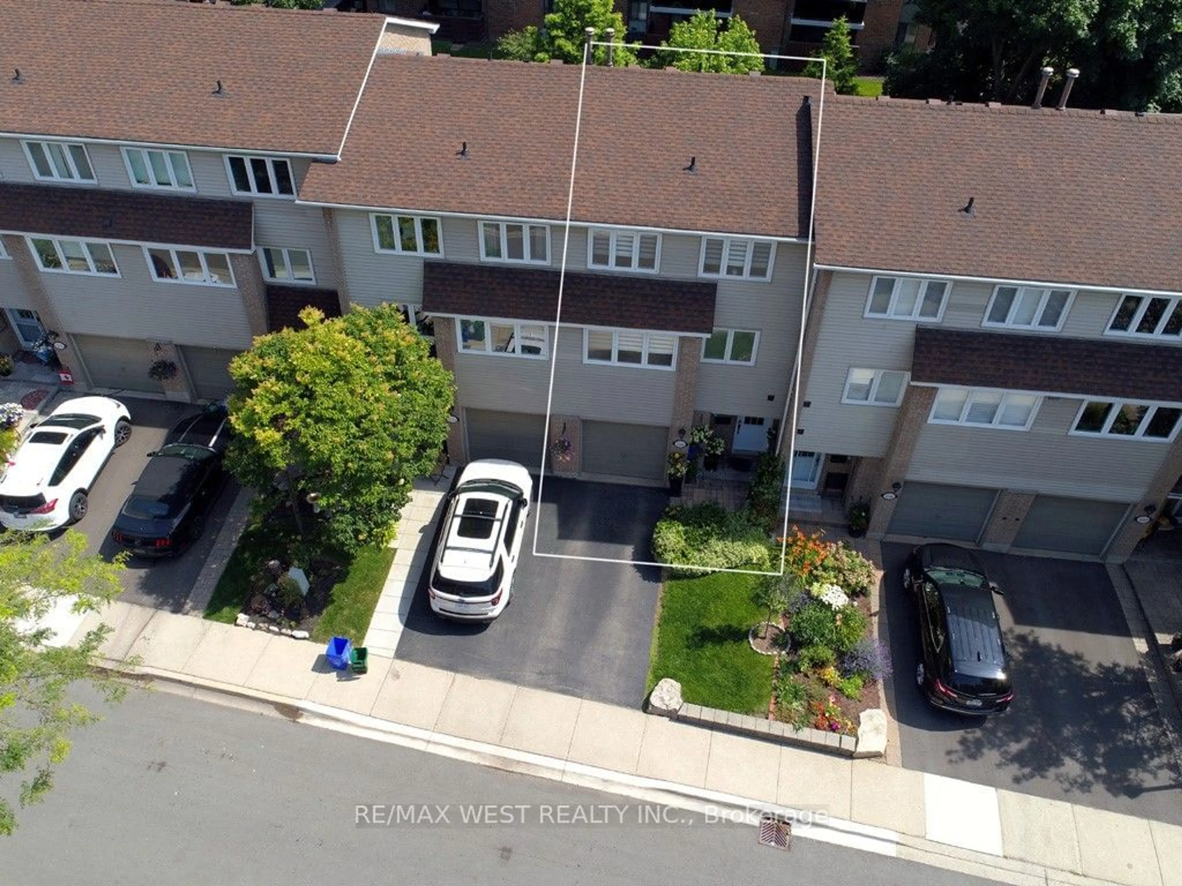 Frontside or backside of a home, the street view for 2244 Marine Dr #2244, Oakville Ontario L6L 1C1