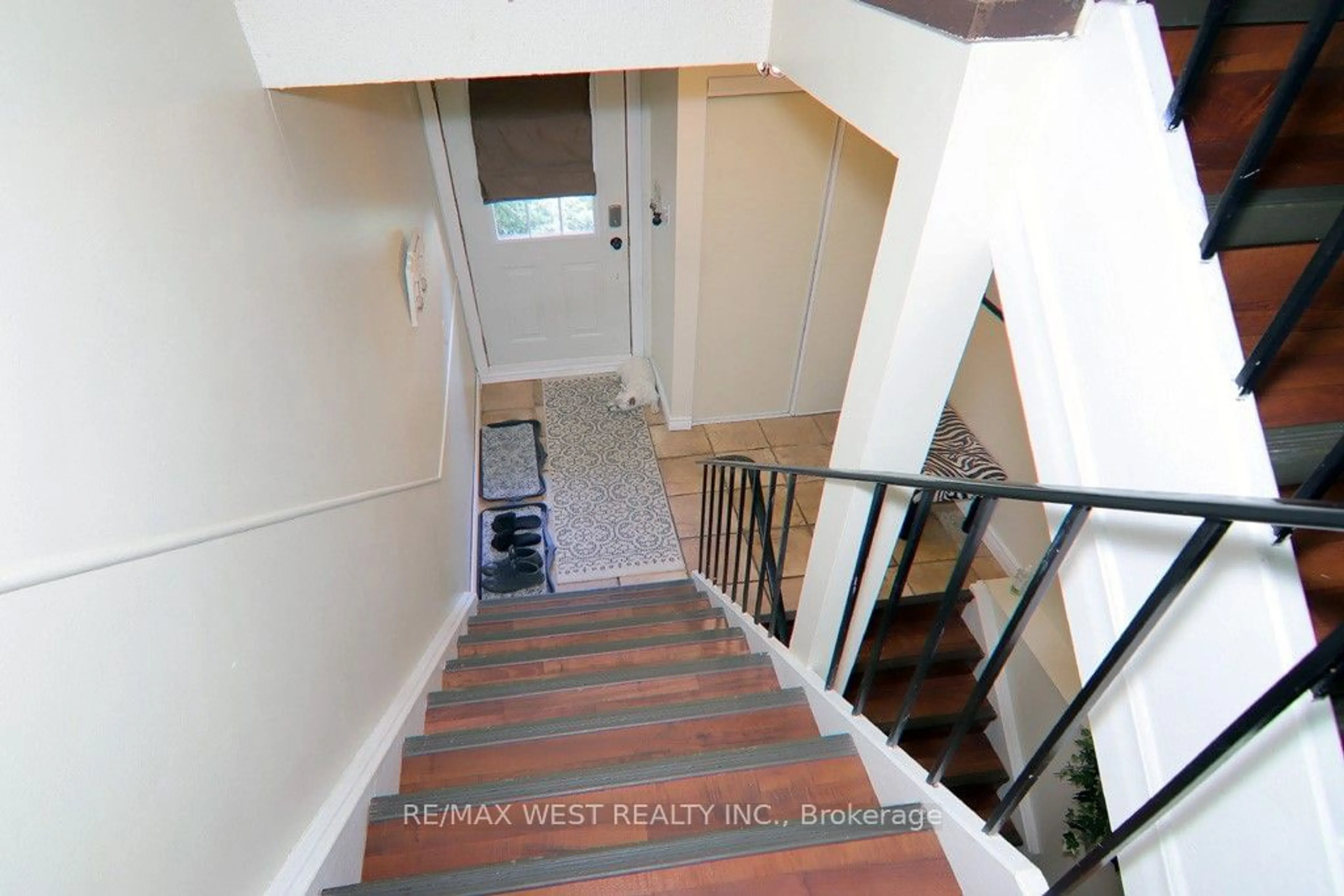 Indoor foyer, cement floor for 2244 Marine Dr #2244, Oakville Ontario L6L 1C1