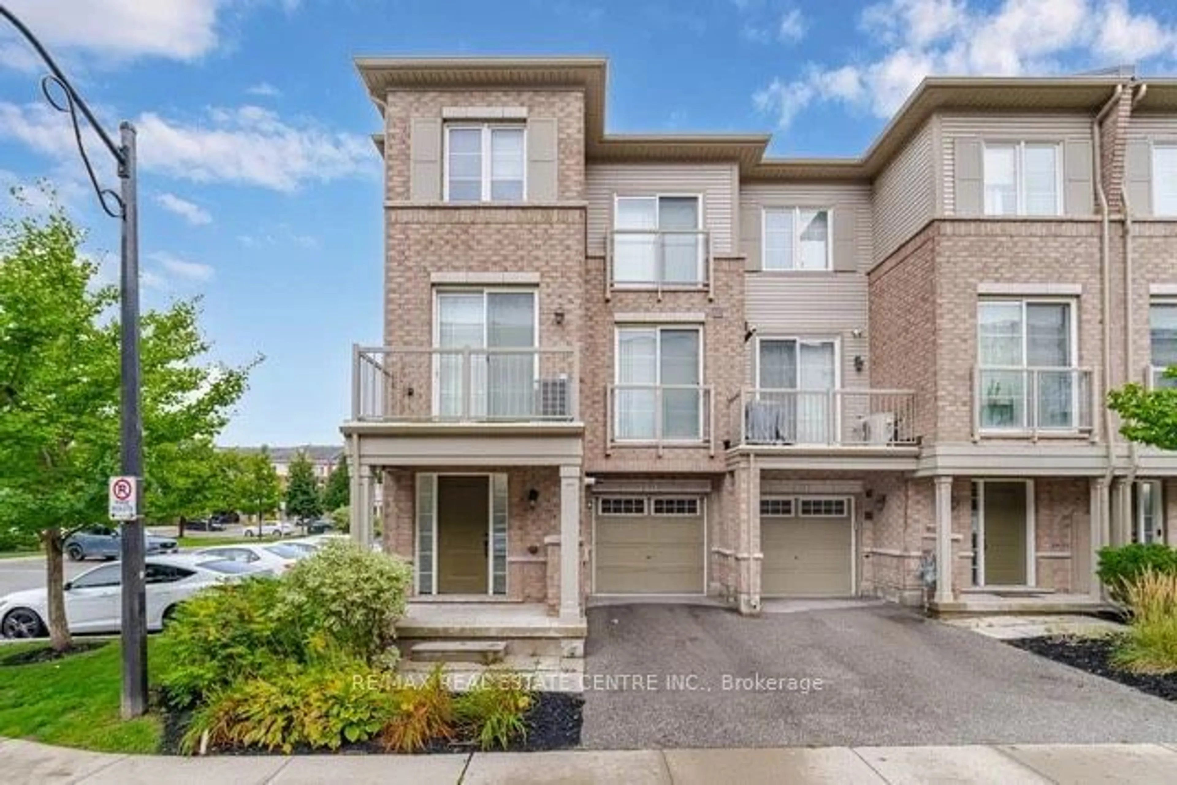 A pic from exterior of the house or condo, the front or back of building for 165 Hampshire Way #33, Milton Ontario L9T 6B9