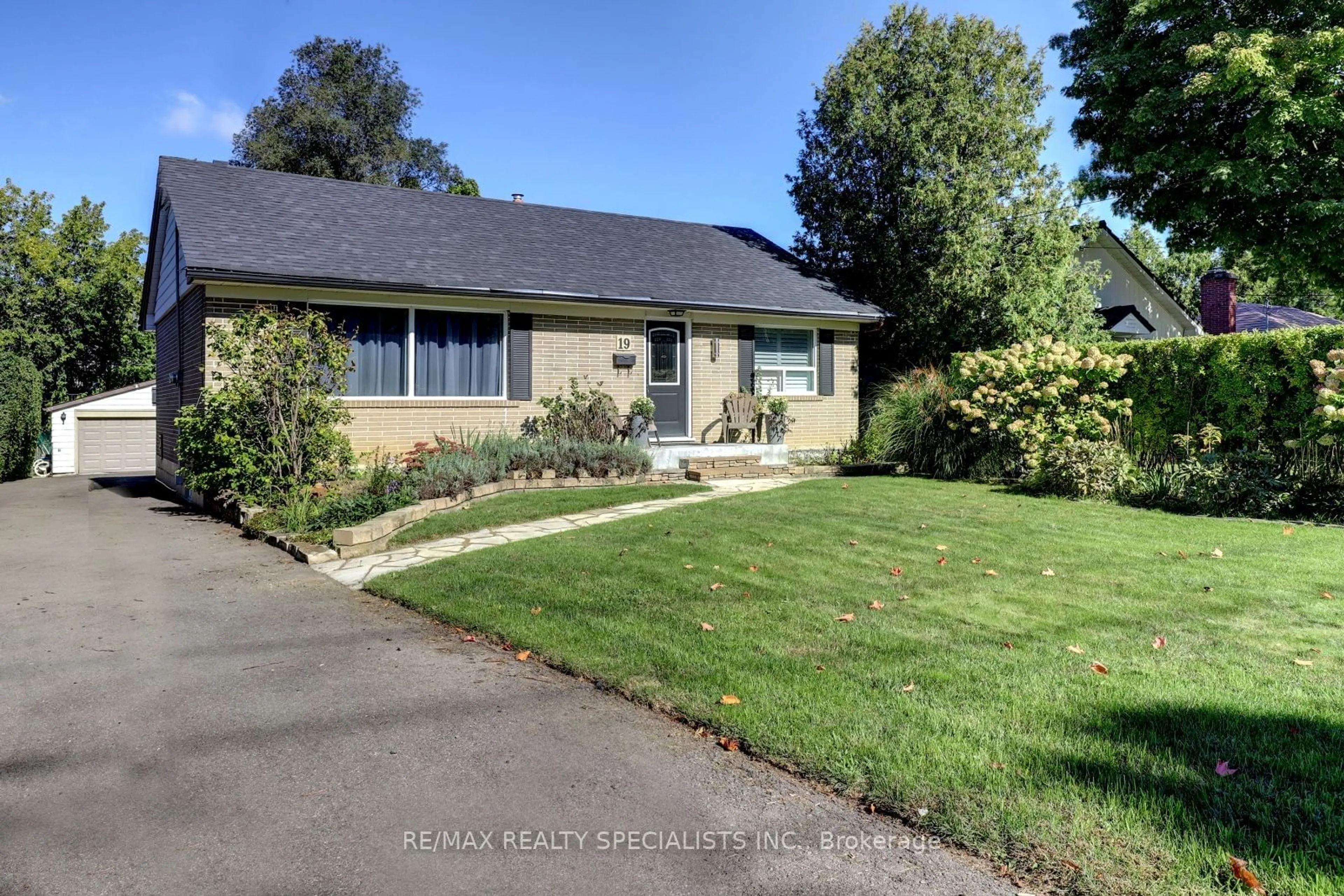 A pic from exterior of the house or condo, the street view for 19 Arch Rd, Mississauga Ontario L5M 1M4