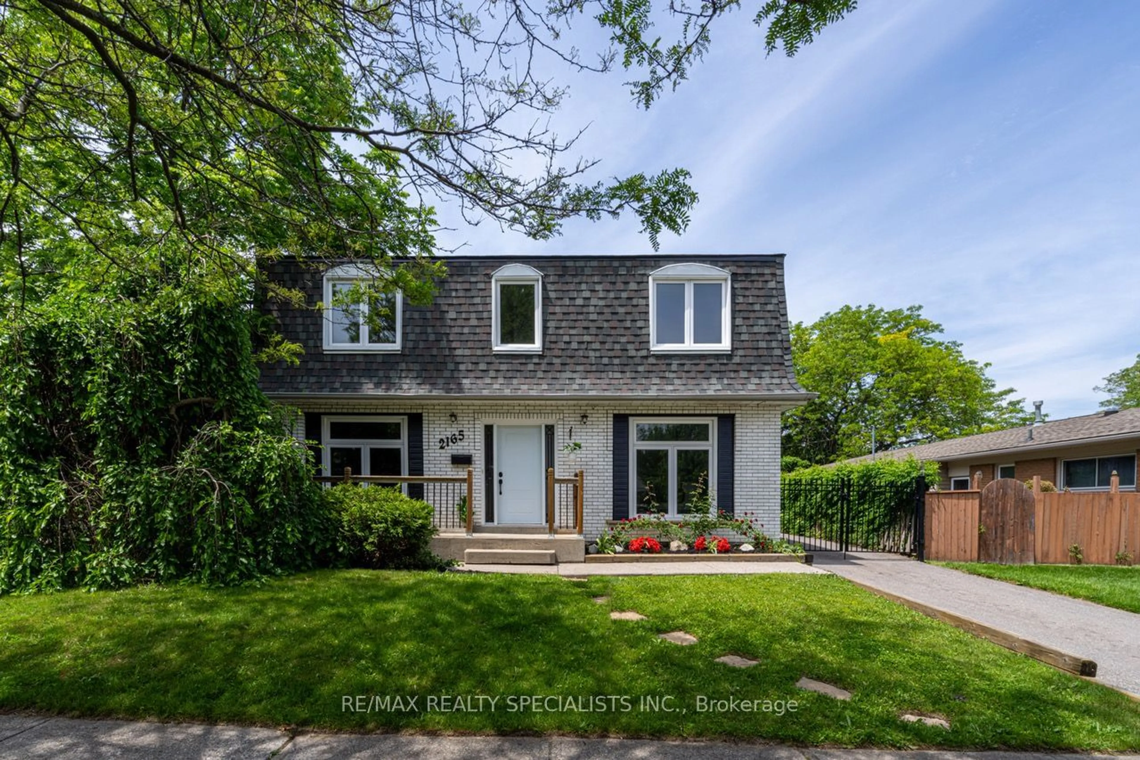 Frontside or backside of a home, cottage for 2165 Meadowbrook Rd, Burlington Ontario L7P 2A6