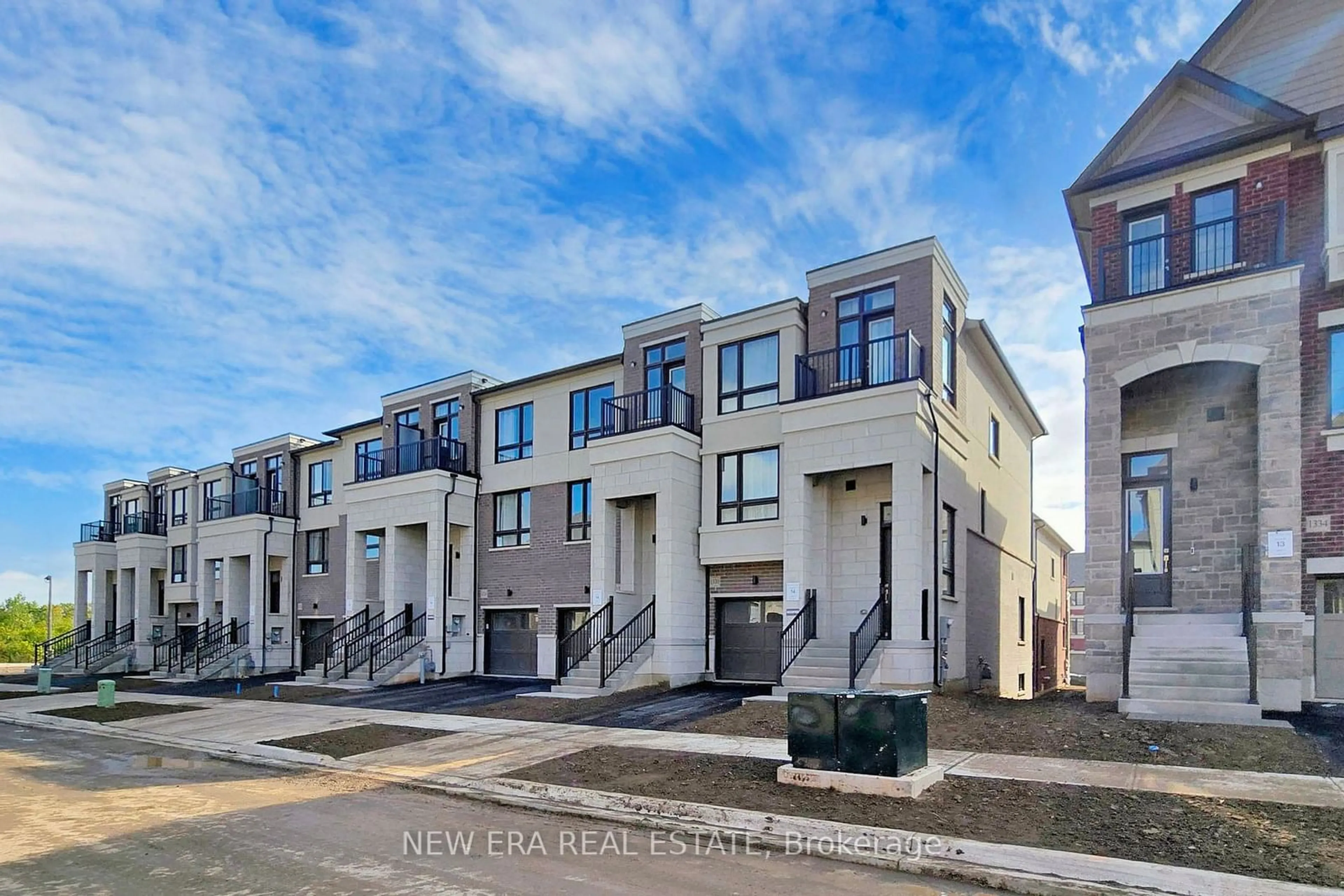 A pic from exterior of the house or condo, the street view for 1330 Kaniv St, Oakville Ontario L6M 5R3