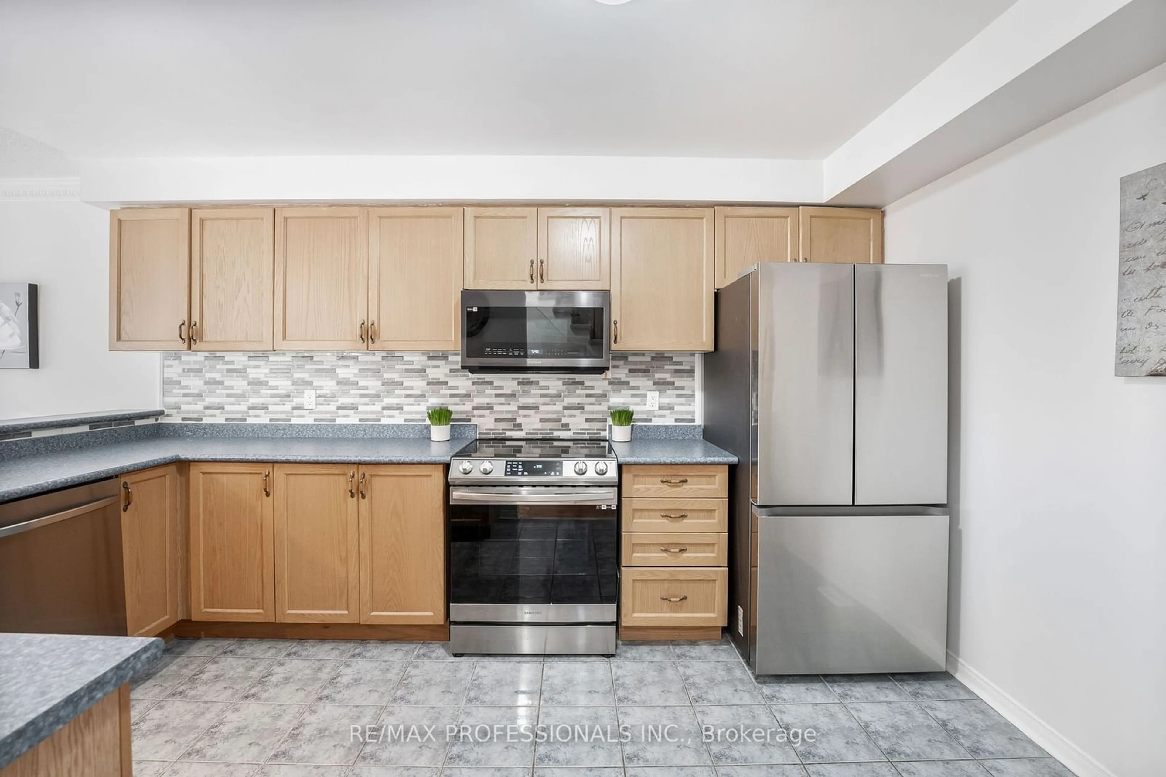 Standard kitchen for 6830 Meadowvale Town Cent Circ #73, Mississauga Ontario L5N 7T5