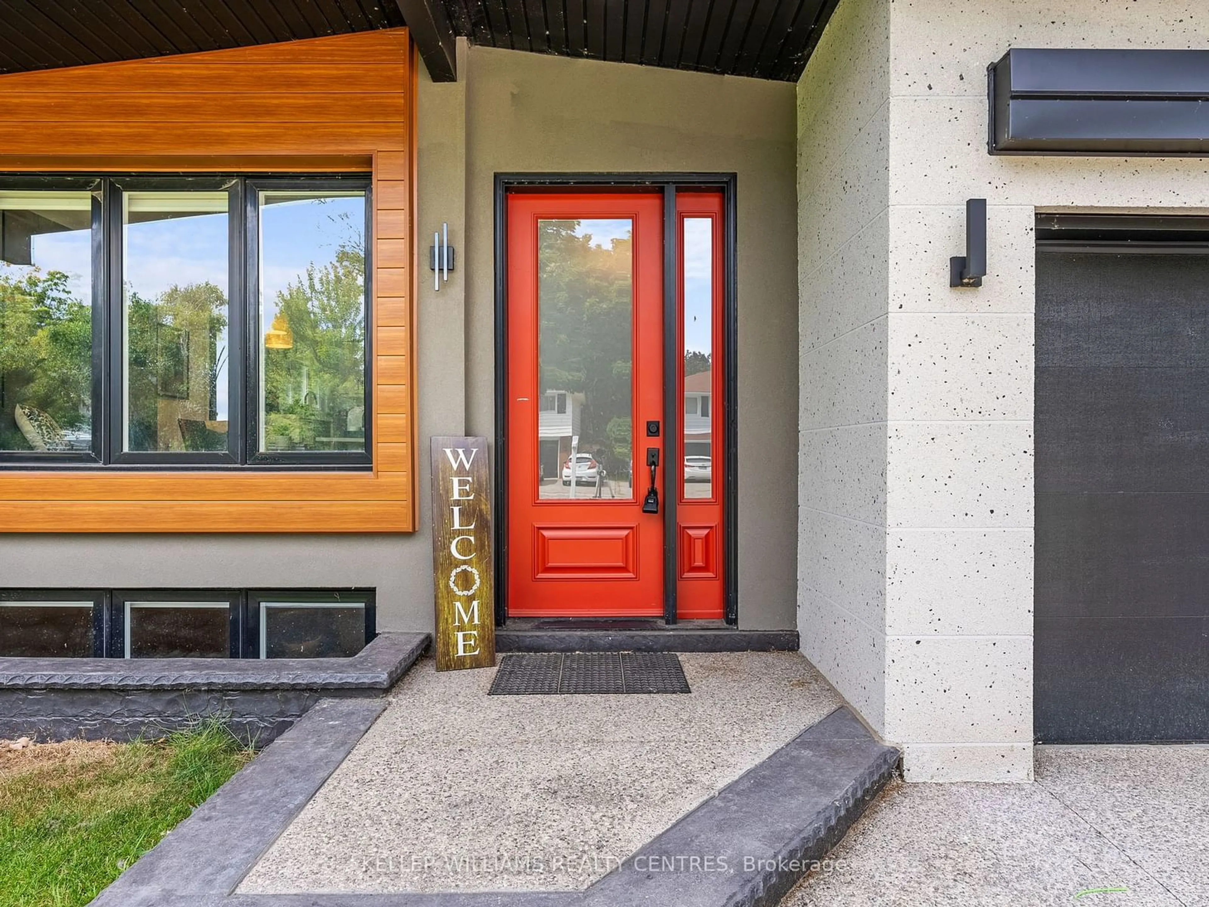 Indoor entryway for 192 White Pines Dr, Burlington Ontario L7L 4E4