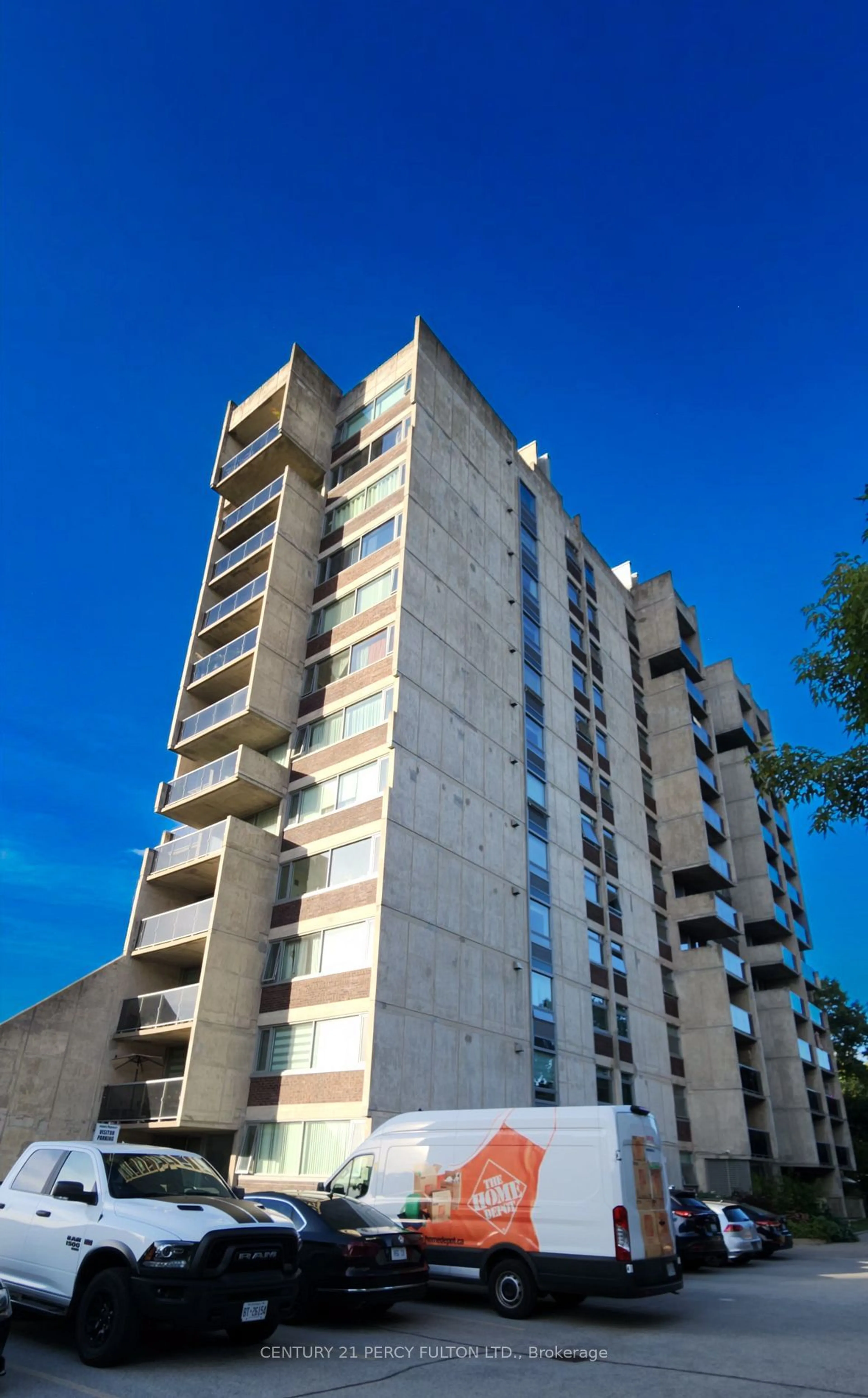 A pic from exterior of the house or condo, the front or back of building for 20 Speers Rd #606, Oakville Ontario L6K 3R5