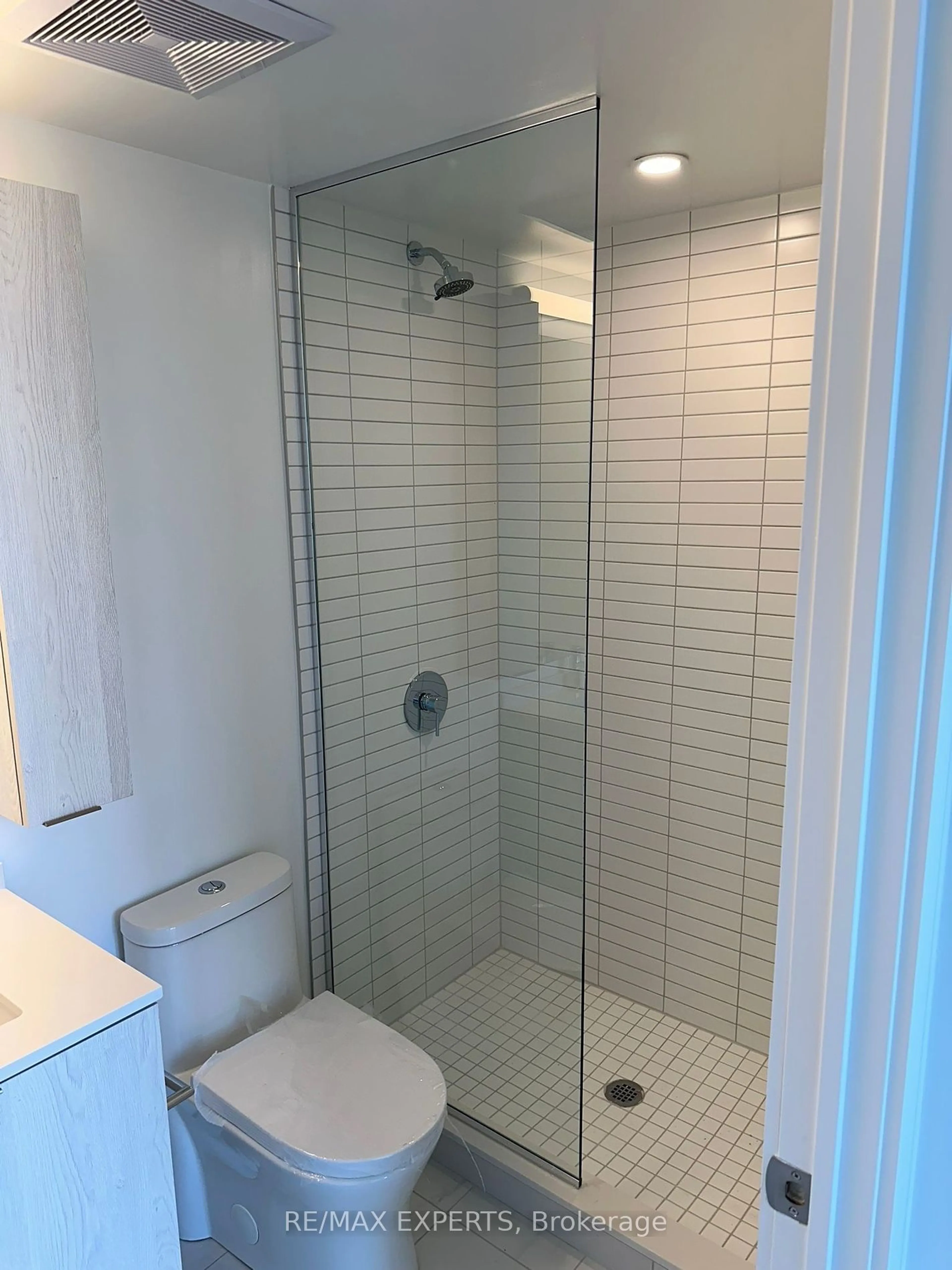 Bathroom, ceramic floors for 86 Dundas St #1005, Mississauga Ontario L5A 0B1