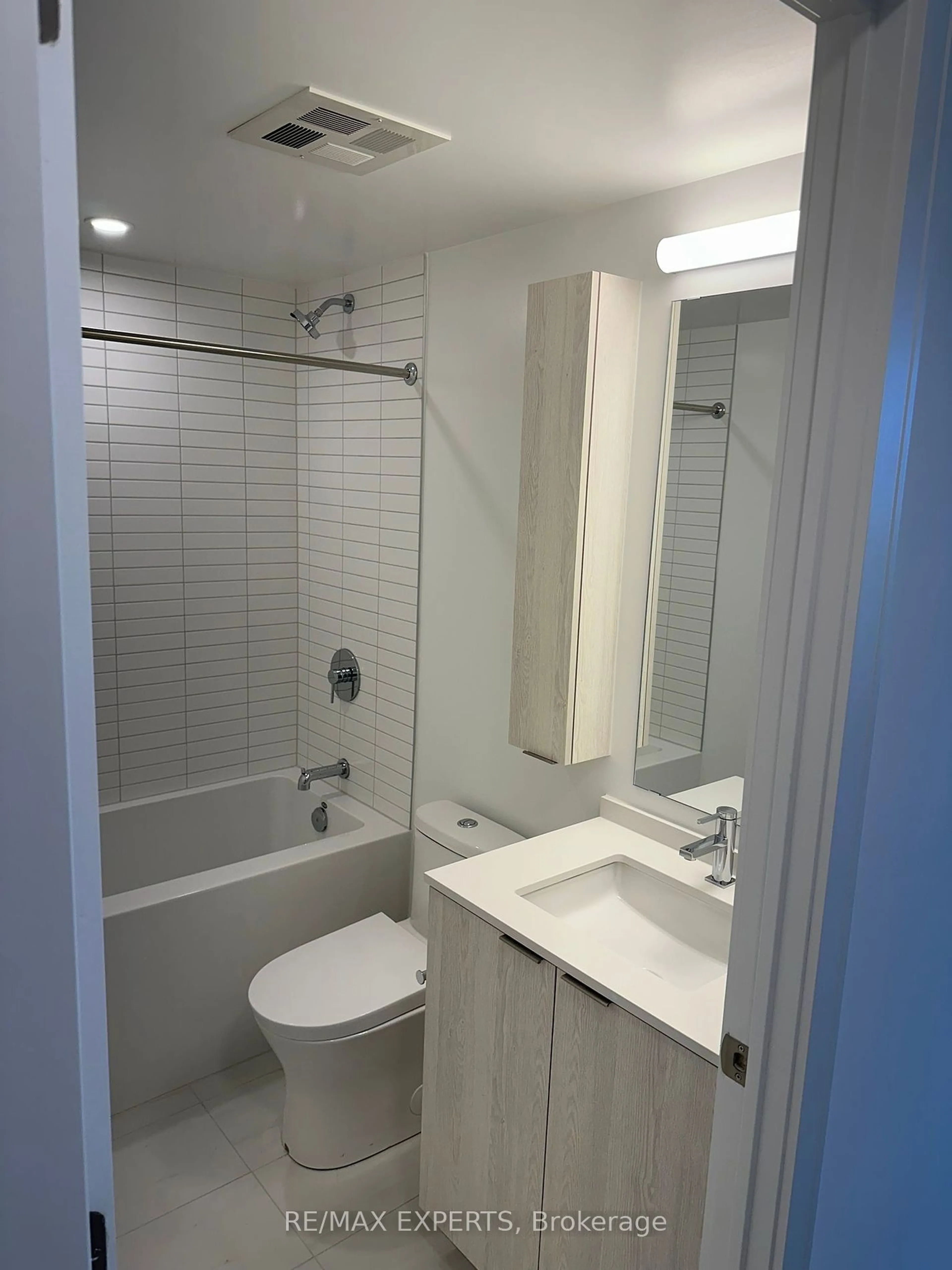 Standard bathroom, not visible floor for 86 Dundas St #1005, Mississauga Ontario L5A 0B1