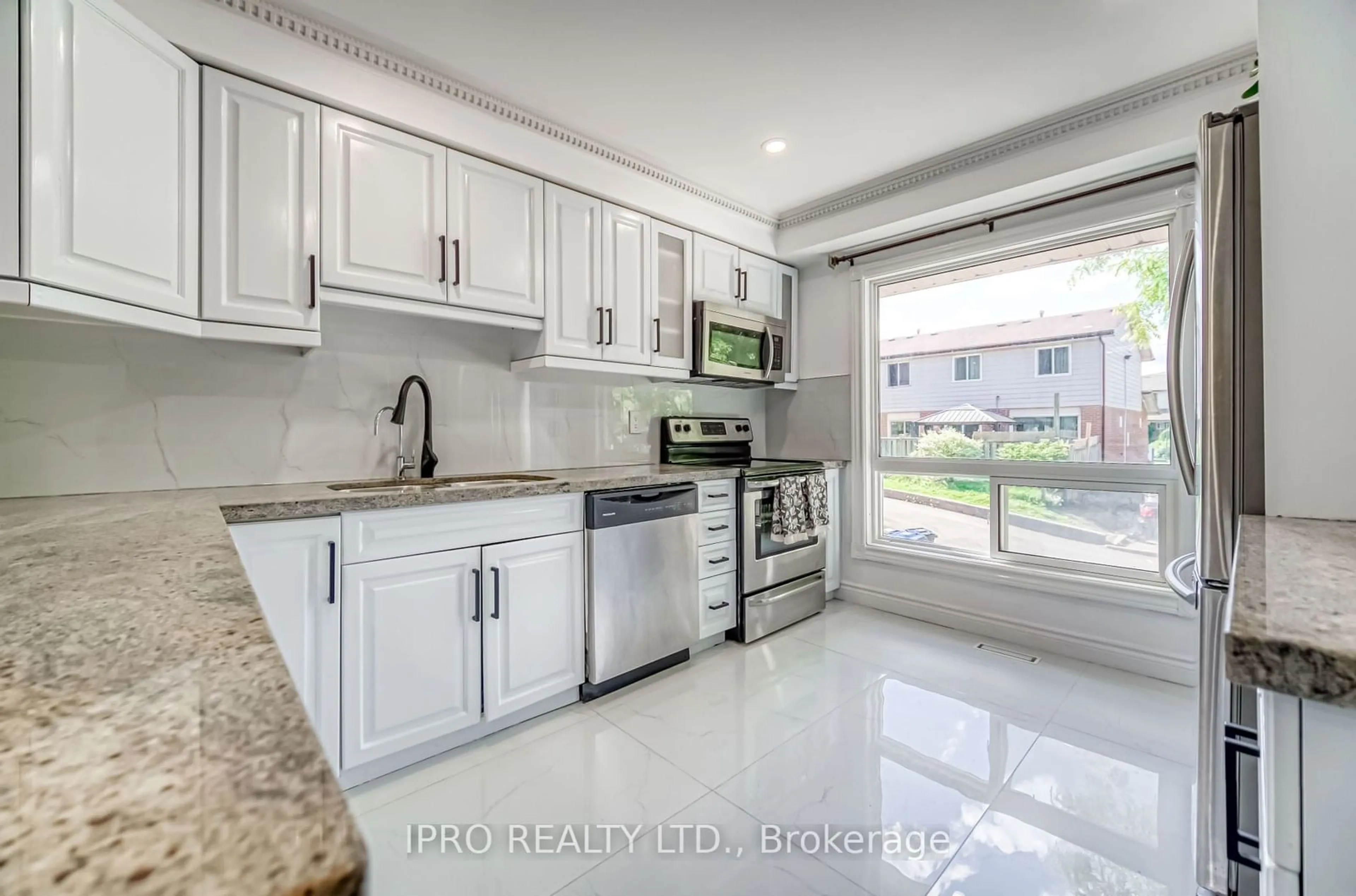 Standard kitchen for 3525 Brandon Gate Dr #51, Mississauga Ontario L4T 3M3